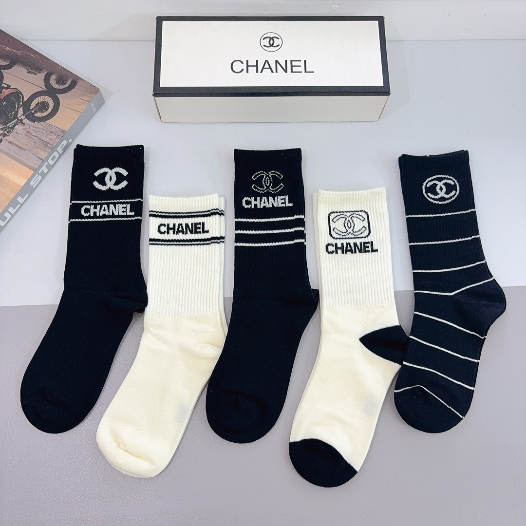 配包装（一盒5双）CHANEL 香奈儿经典长筒袜子❗️高版本纯棉材质柔软，秒杀市场普通货，经典的双C图案