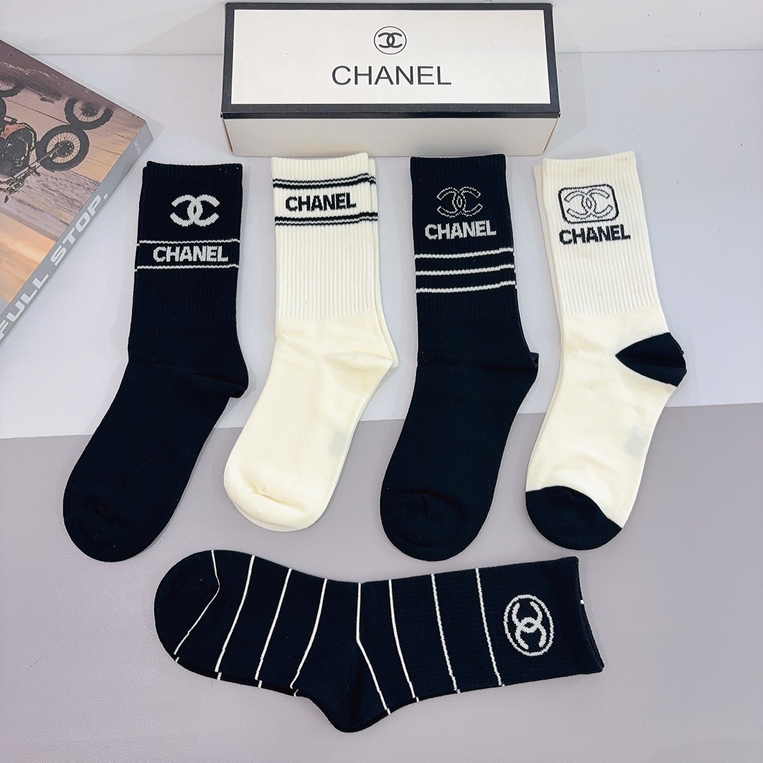 配包装（一盒5双）CHANEL 香奈儿经典长筒袜子❗️高版本纯棉材质柔软，秒杀市场普通货，经典的双C图案