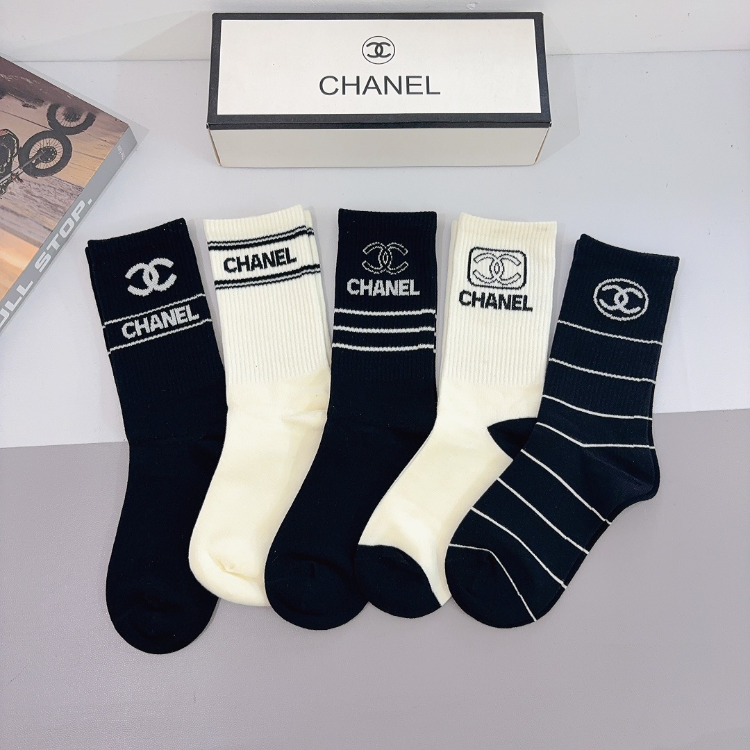 配包装（一盒5双）CHANEL 香奈儿经典长筒袜子❗️高版本纯棉材质柔软，秒杀市场普通货，经典的双C图案