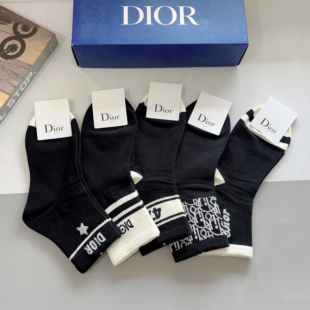 配包装（一盒5双）Dior 迪奥 新款字母罗口中筒袜子！爆款字母专柜同步中筒袜，💛大牌出街，潮人必备🔥超