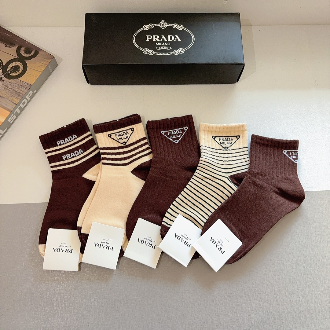 配包装（一盒5双） PRADA 普拉达 新款中筒袜子，纯棉面料，经典三角标logo 个性时尚百搭款，你值