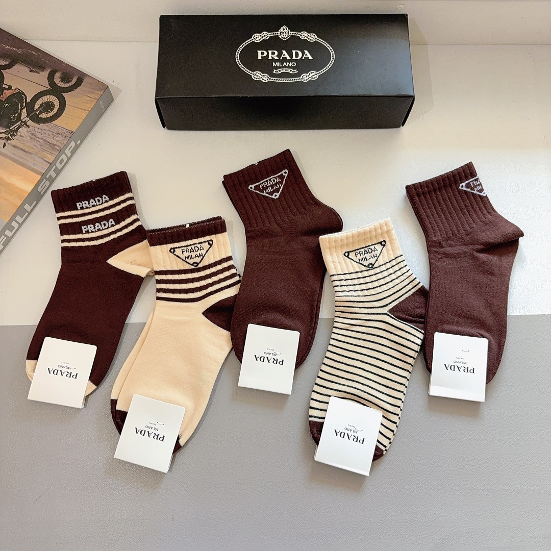 配包装（一盒5双） PRADA 普拉达 新款中筒袜子，纯棉面料，经典三角标logo 个性时尚百搭款，你值