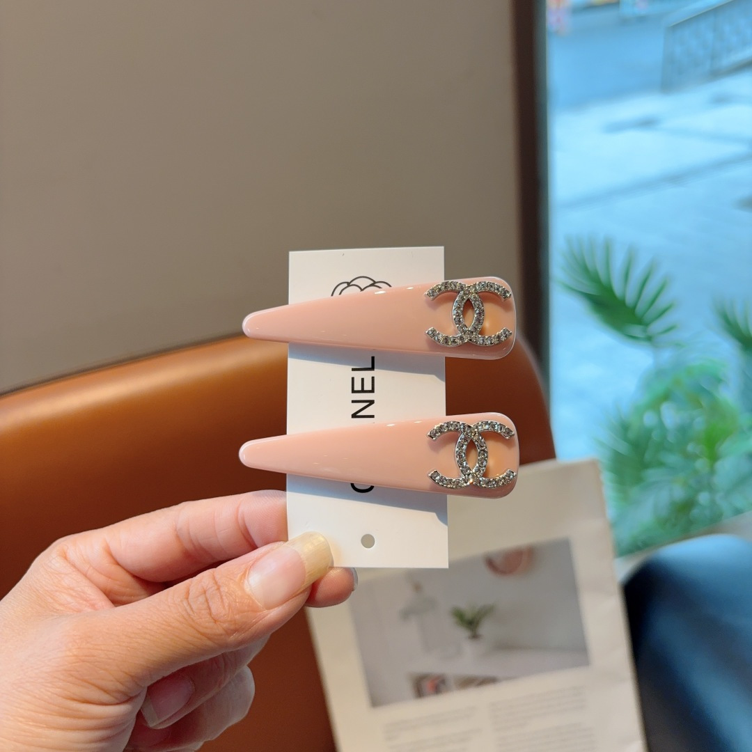 NO:542913,Packaging (one pair) CHANEL (Chanel) High-end new hair clip BB clip, classic letter logo edge clip bang clip hair accessories, high-end Japanese and Korean fantasy girl simple and versatile style!  hairpins, hairpins, chanel, chanel, hairpins19860909配包装（一对） CHANEL（香奈儿） 高端新款发夹BB夹、经典字母logo边夹刘海夹发饰, 高级感日韩幻彩少女简约百搭款！发夹,发夹,chanel,chanel,hairpins,accessory