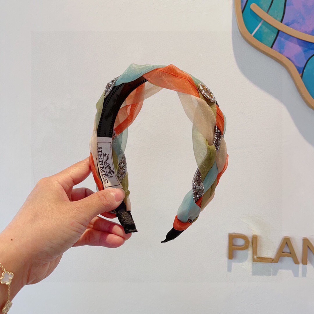 NO:542935,Packaging Hermes (Hermes) is a popular custom-made headband, the same style as the internet celebrity, imported fabric, export orders and details are all shot!  The special fabric is very textured!  hairpins, hairpins, hermes, hermes, hairpins19860909配包装 Hermes（爱马仕） 火爆定制款发箍,网红同款 进口面料, 出口订单、细节全部实拍！特制面料非常显质感！发夹,发夹,hermes,hermes,hairpins,accessory
