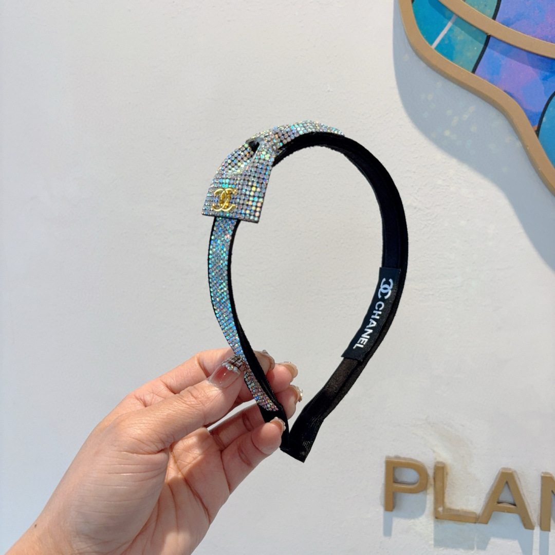 NO:542955,Packaging CHANEL (Chanel) New European and American trendy diamond-patched hairband, same style as celebrities, goddess must-have items, very versatile, fashionable and trendy, wear it full of tallness. Hairpins, hairpins, chanel, chanel, hairpins19860909配包装 CHANEL（香奈儿） 欧美新款潮流贴钻发箍,明星同款 女神必备单品,非常百搭,时尚潮流, 戴上它满满的高大上.发夹,发夹,chanel,chanel,hairpins,accessory