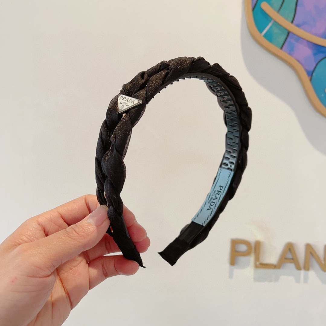 NO:542965,Packaging PRADA (Prada) new inverted triangle style trendy letter headband. A must-have item for temperament goddess, very versatile and fashionable. Wear it full of tallness. Hairpins, hairpins, prada, prada, hairpins19860909配包装 PRADA（普拉达） 倒三角新款潮流字母发箍.气质女神必备单品,非常百搭,时尚潮流, 戴上它满满的高大上.发夹,发夹,prada,prada,hairpins,accessory