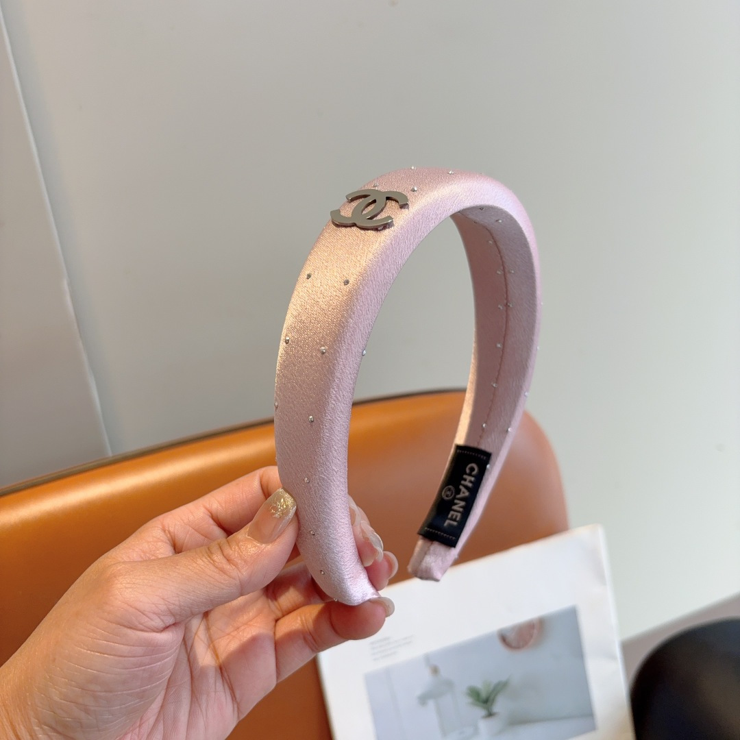 NO:542940,Packaging CHANEL (Chanel) new small fragrant headband, fashionable giant face-showing headband, popular internet celebrity products recommended, high-end dual C logo, super exquisite, fashionable and versatile!  hairpins, hairpins, chanel, chanel, hairpins19860909配包装 CHANEL（香奈儿）新款小香发箍,时尚巨显脸型头箍,网红爆款推荐 搭配高端双Ｃlogo ,超精致时尚百搭！发夹,发夹,chanel,chanel,hairpins,accessory