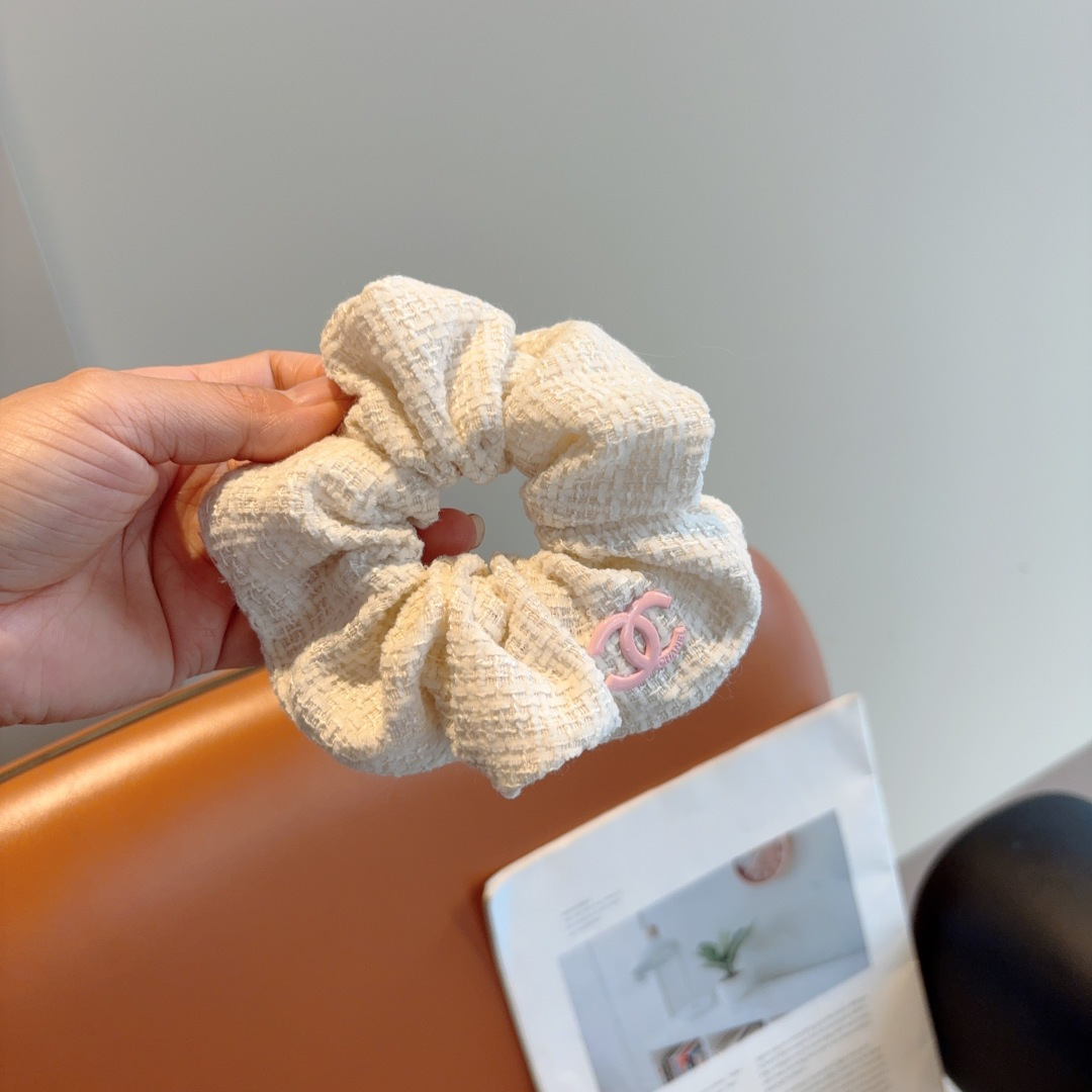 NO:542952,Packaging CHANEL (Chanel) Internet celebrity new hairstyle, exquisite intestinal ring rubber band, comfortable and stress-free wearing, a must-have for styling!  Very fashionable and versatile!  The essential items of goddess, super exquisite! The celebrity style. Hairpins, hairpins, chanel, chanel, hairpins19860909配包装 CHANEL（香奈儿）网红新款发圈,精致肠圈皮筋,佩戴舒适无压力,造型搭配必备！非常时尚百搭！女神必备单品,超级精致哦!名媛范儿.发夹,发夹,chanel,chanel,hairpins,accessory