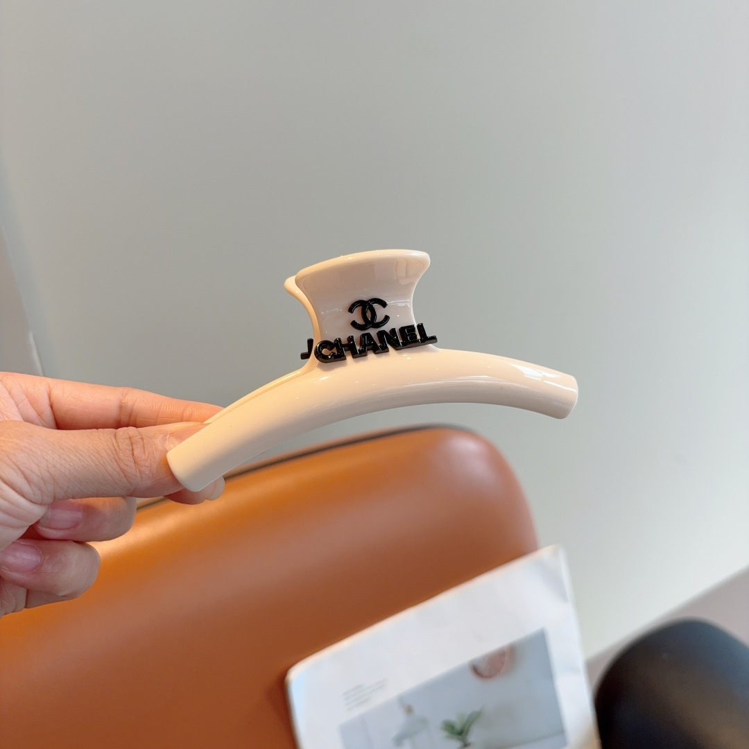 NO:542962,Packaging CHANEL New Fashion Clip Hairpins, goddess must-have items, very versatile, wear it with a full of tall and tall hairpins, hairpins, chanel, chanel, hairpins19860909配包装 CHANEL 香奈儿 新款时尚抓夹 发夹,女神必备单品,非常百搭,戴上它满满的高大上.发夹,发夹,chanel,chanel,hairpins,accessory