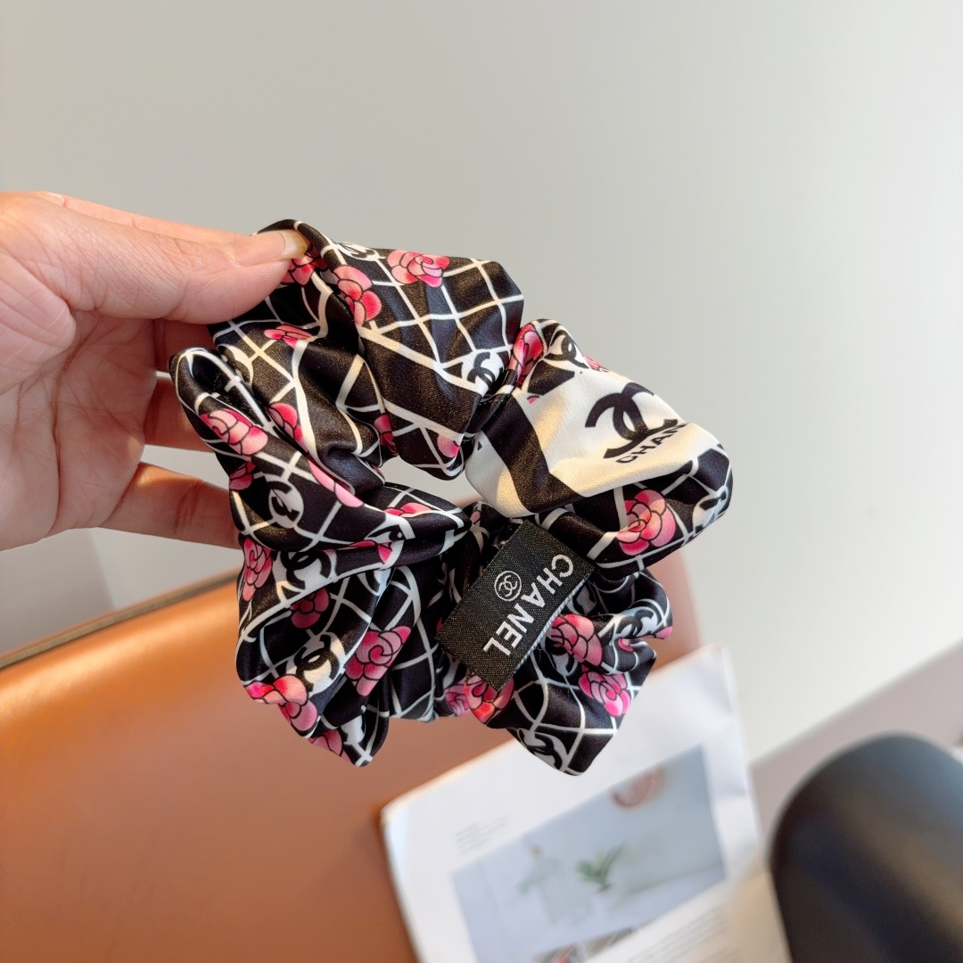 NO:542944,Packaging CHANEL imported large intestinal coil rubber band, silk satin celebrity hair rope head rope versatile, details are all shot. The special fabric is very textured!  hairpins, hairpins, chanel, chanel, real silk, hairpins19860909配包装 CHANEL（香奈儿）进口大肠圈皮筋、真丝缎面名媛发绳头绳百搭款、细节全部实拍 特制面料非常显质感 ！发夹,发夹,chanel,chanel,real silk,hairpins,accessory