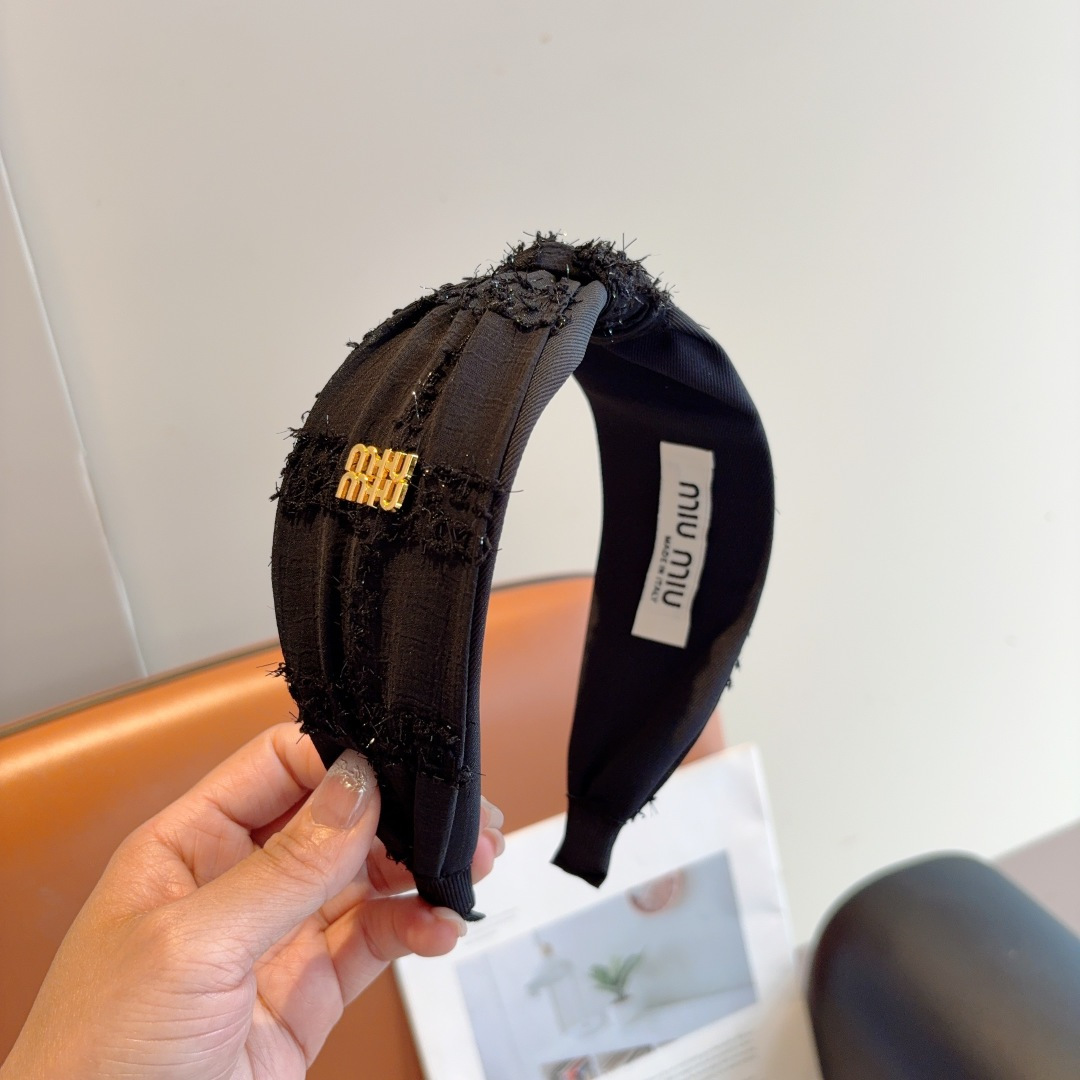 NO:542953,Packaging MIUMIU (Miao Miao) new wide-edged handmade headband, original single-handed hair accessories, simple and versatile, a must-have for trendy women, super high-end!  hairpins, hairpins, miumiu, hairpins19860909配包装 MIUMIU（缪缪）新款宽边手工制作发箍,原单货发饰 简约百搭,潮女必备品,超级的高大上！发夹,发夹,miumiu,hairpins,accessory