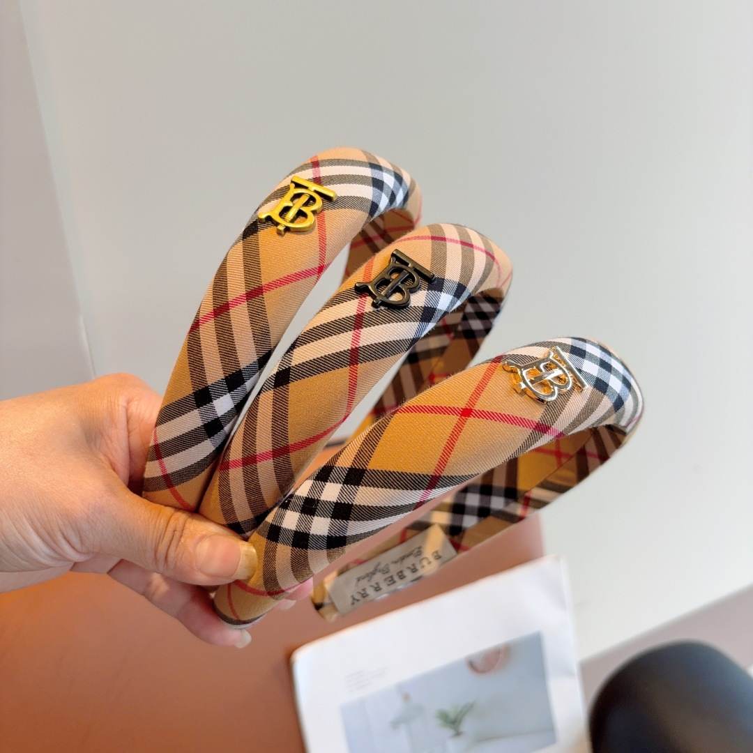 NO:542986,Packaging Burberry BURBERRY classic new sponge checked headband headband is very durable and versatile, suitable for matching in various occasions!  hairpins, hairpins, burberry, burberry, hairpins19860909配包装 巴宝莉BURBERRY经典新款海绵格纹发箍 头箍 非常耐看又百搭、适合各种场合搭配！发夹,发夹,burberry,burberry,hairpins,accessory