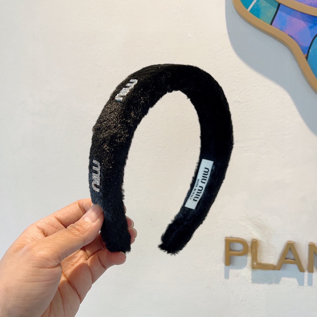 NO:542787,Packaging MIUMIU (Miao Miao) new handmade headband in autumn and winter, original single product, simple and versatile, a must-have for trendy women, super high-end!  hairpins, hairpins, miumiu, hairpins19860909配包装 MIUMIU（缪缪）秋冬新款手工制作发箍,原单货,简约百搭,潮女必备品,超级的高大上！发夹,发夹,miumiu,hairpins,accessory