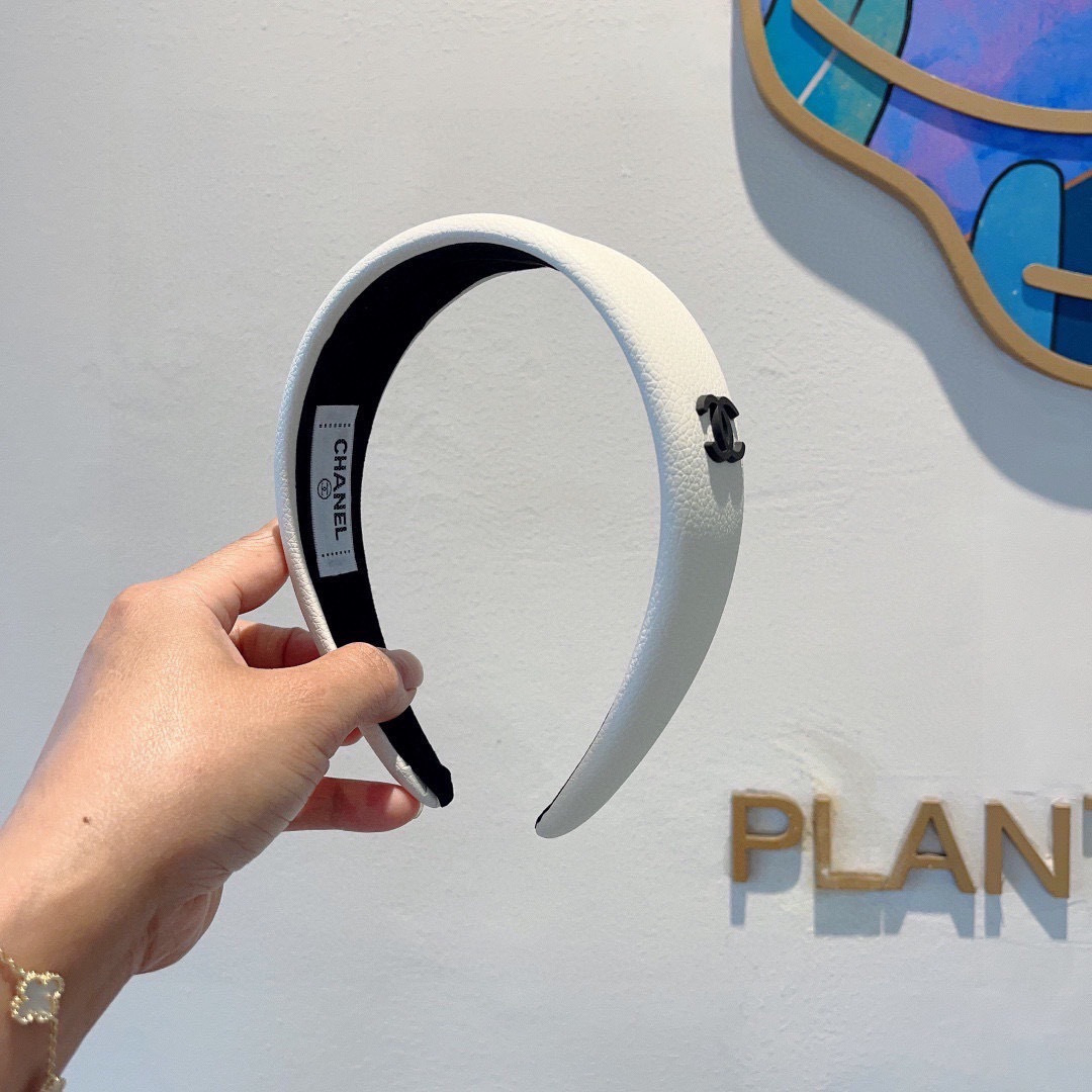 NO:542772,Packaging CHANEL (Chanel) latest lychee pattern leather small fragrance hairband, retro headband, popular internet celebrity products recommended. It is matched with high-end materials, super exquisite, fashionable and versatile. Hairpins, hairpins, chanel, chanel, hairpins19860909配包装 CHANEL（香奈儿）最新款荔枝纹皮小香发箍,复古头箍,网红爆款推荐 搭配高端材质,超精致,时尚百搭.发夹,发夹,chanel,chanel,hairpins,accessory