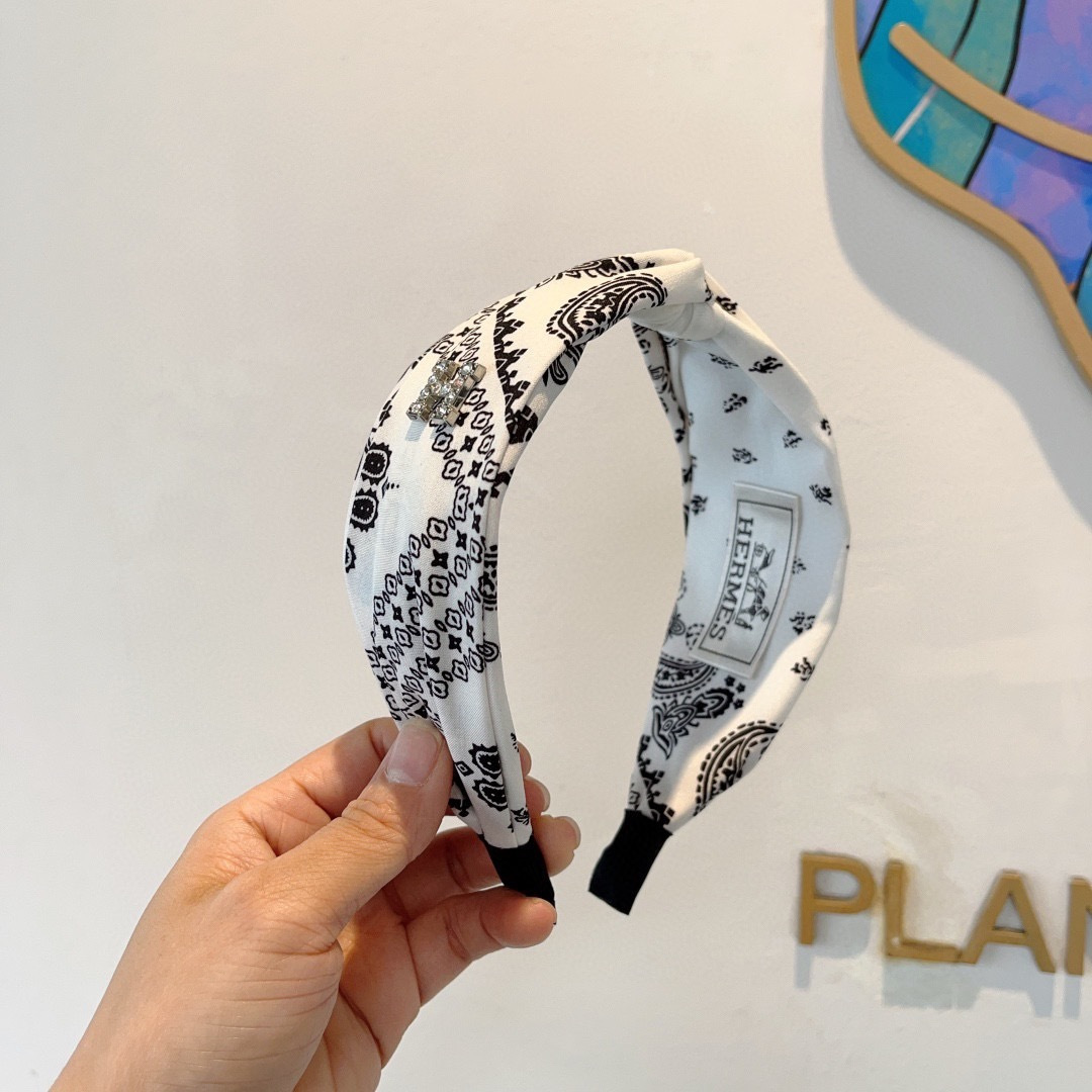 NO:542778,Packaging Hermes (Hermes) Hot customized wide version headband, same style headband for internet celebrity imported silk fabric, export orders and details are all shot!  The special fabric is very textured!  hairpins, hairpins, hermes, hermes, real silk, hairpins19860909配包装 Hermes（爱马仕） 火爆定制款宽版发箍,网红同款头箍 进口真丝面料, 出口订单、细节全部实拍！特制面料非常显质感！发夹,发夹,hermes,hermes,real silk,hairpins,accessory