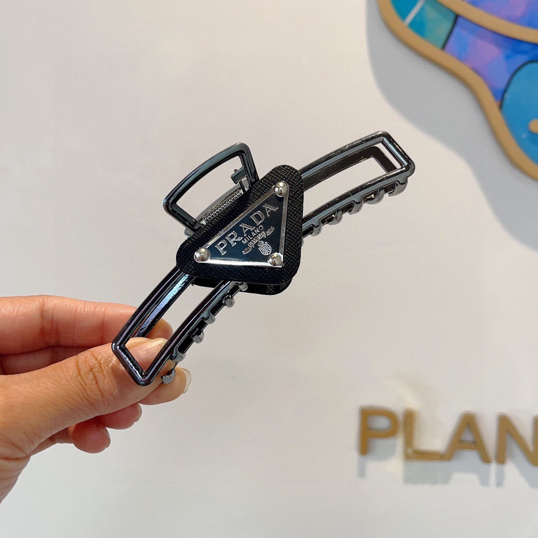 NO:542790,Packaging PRADA Prada Triangle Clip, Pearl Hairpins Original single acrylic material, goddess must-have items, super exquisite! celebrity style. Hairpins, hairpins, prada, prada, hairpins19860909配包装 PRADA 普拉达三角抓夹,珍珠发夹 原单亚克力材质,女神必备单品,超级精致哦!名媛范儿.发夹,发夹,prada,prada,hairpins,accessory