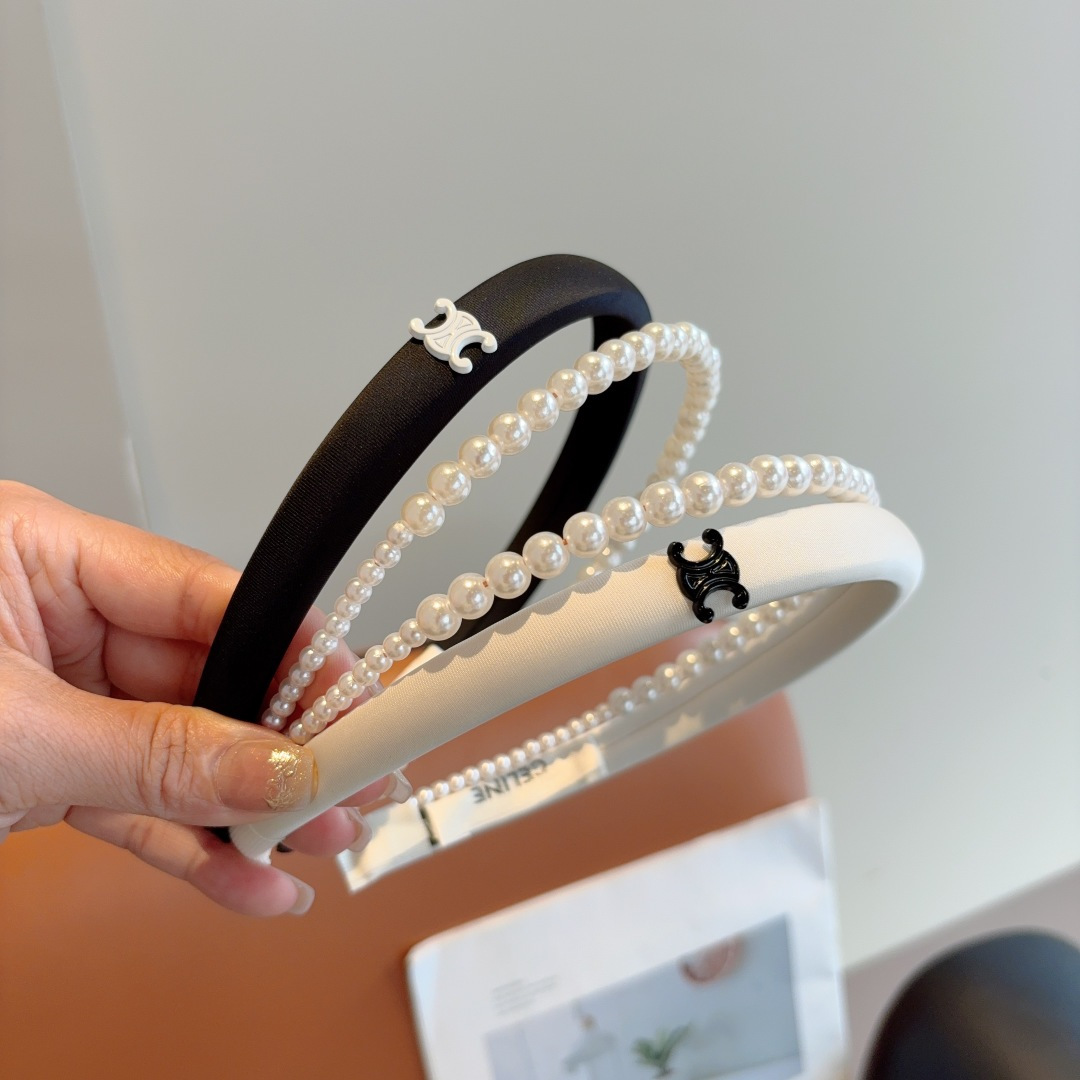 NO:542802,Packaging CELINE's new internet celebrity pearl headband, comfortable to wear, no pressure, and a must-have for styling!  Fashionable and versatile hair accessories!  hairpins, hairpins, celine, celine, hairpins19860909配包装 CELINE（赛琳）新品网红珍珠发箍,佩戴舒适无压力,造型搭配必备！时尚外出百搭款发饰！发夹,发夹,celine,celine,hairpins,accessory
