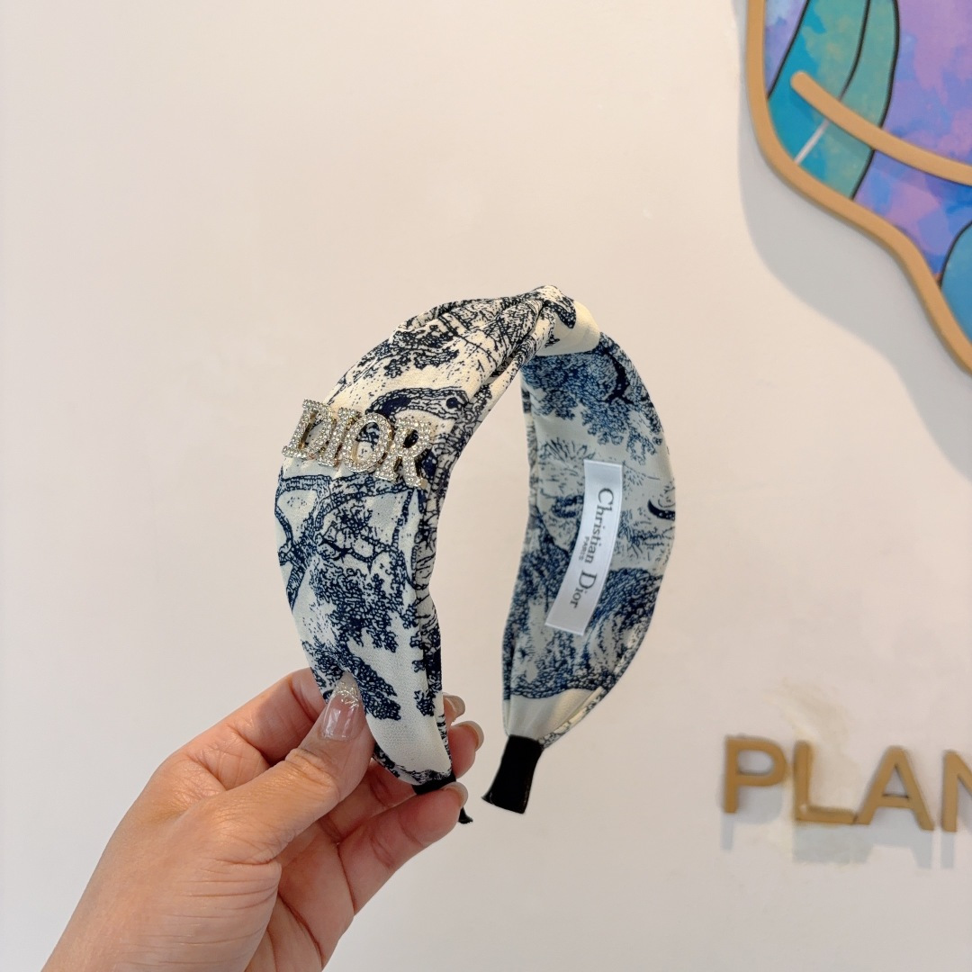 NO:542807,Comes with packaging Dior (Dior) hot new D letter silk wide version headband, counter quality, let your charm bloom, fresh lady style makes fashion easier. Hairpins, hairpins, dior, dior, real silk, hairpins19860909配包装 Dior（迪奥） 火爆新款D字母真丝宽版发箍,专柜品质 让你的魅力绽放 清新淑女范让时尚更简单.发夹,发夹,dior,dior,real silk,hairpins,accessory