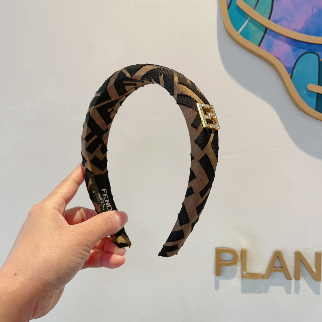 NO:542821,Packaging FENDI Popular new headband, thin version original single product, simple and versatile, a must-have for trendy women, super high-end!  hairpins, hairpins, fendi, fendi, hairpins19860909配包装 FENDI 芬迪 火爆新款发箍,细版原单货, 简约百搭,潮女必备品,超级的高大上！发夹,发夹,fendi,fendi,hairpins,accessory