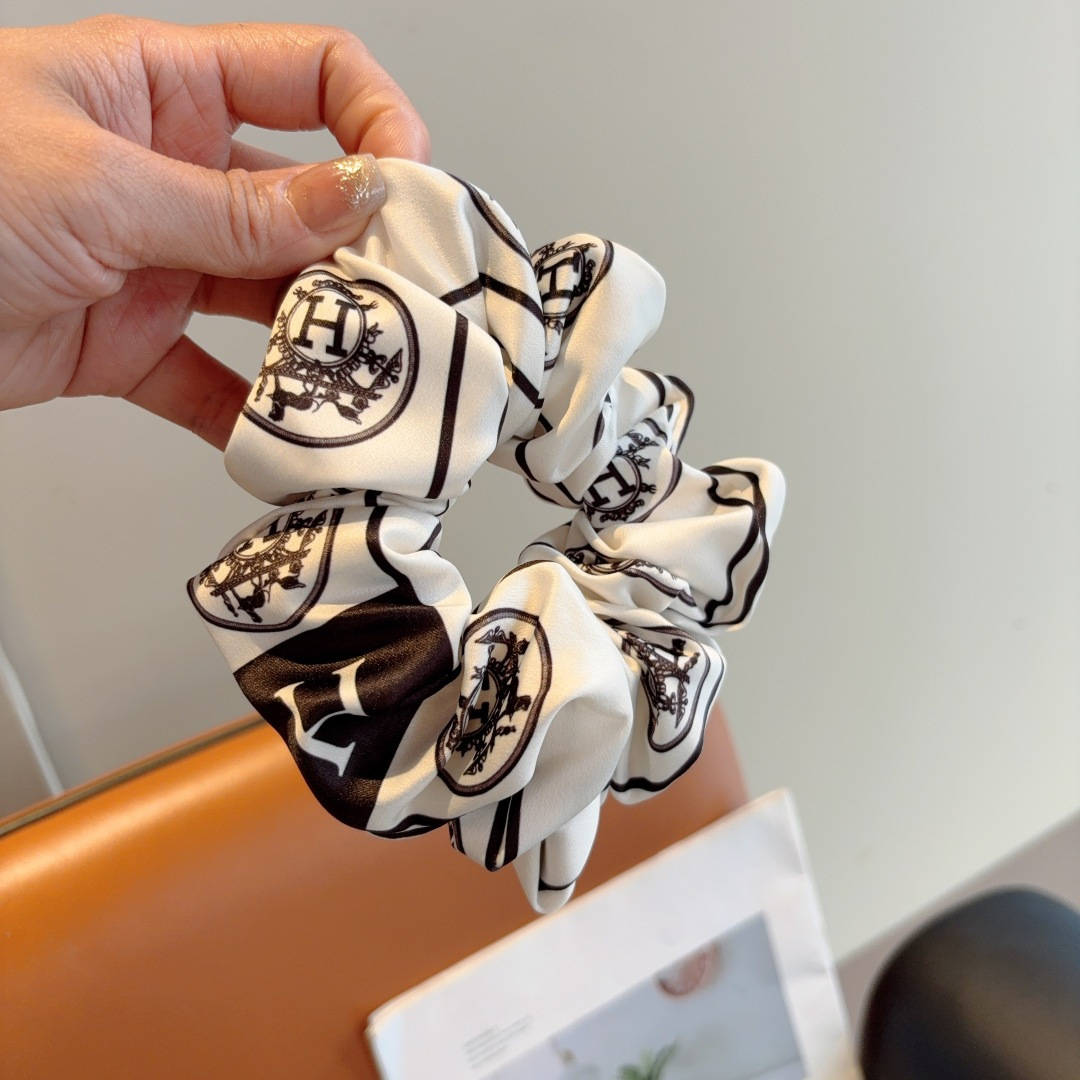 NO:542835,Packaging Hermes New hairstyle for internet celebrities, exquisite bead-piece intestinal bands, comfortable and stress-free wearing, a must-have for styling!  Very fashionable and versatile!  Goddess essential items hairpins, hairpins, hermes, hermes, hairpins19860909配包装 Hermes 爱马仕 网红新款发圈,精致珠片肠圈皮筋,佩戴舒适无压力,造型搭配必备！非常时尚百搭！女神必备单品发夹,发夹,hermes,hermes,hairpins,accessory