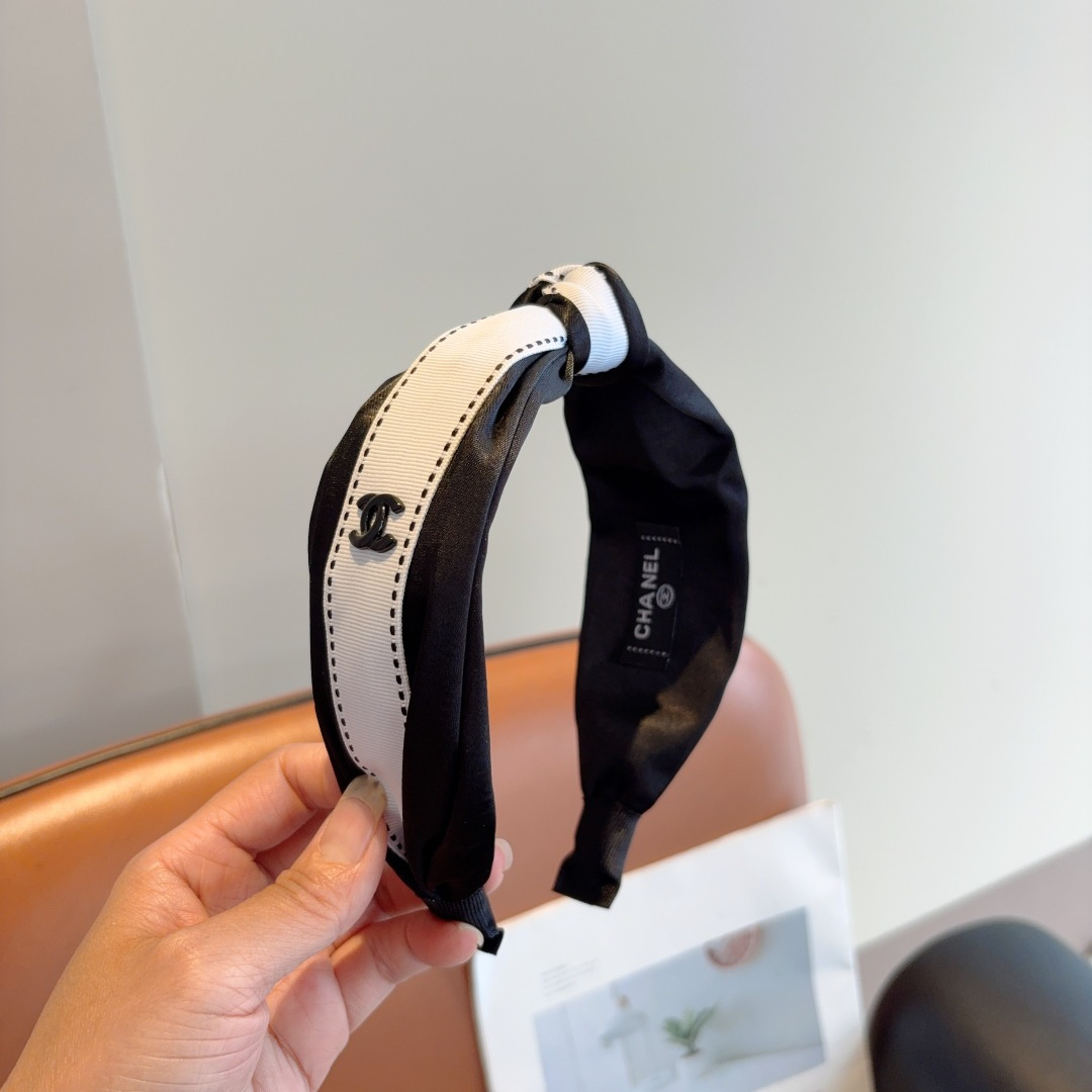 NO:542799,Packaging CHANEL (Chanel) new small fragrance mid-knot wide version headband, fashionable huge face-showing headband, popular internet celebrity products recommended, paired with high-end double C logo, super exquisite, fashionable and versatile!  hairpins, hairpins, chanel, chanel, hairpins19860909配包装 CHANEL（香奈儿）新款小香中间结宽版发箍,时尚巨显脸型头箍,网红爆款推荐 搭配高端双Ｃlogo ,超精致时尚百搭！发夹,发夹,chanel,chanel,hairpins,accessory