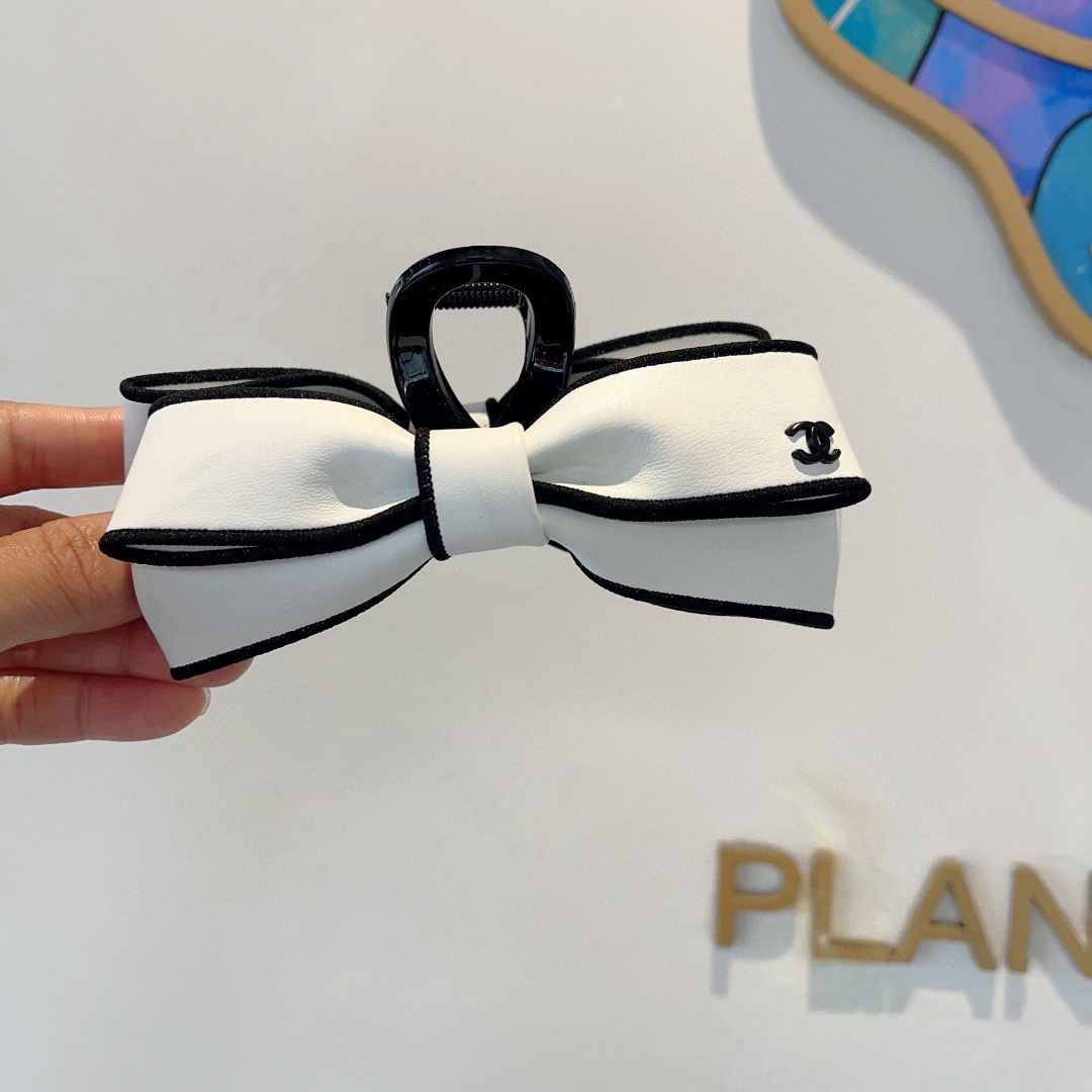 NO:542823,Packaged CHANEL (Chanel) New retro leather grab clip, duckbill clip hair clip, classic letter logo spring clip, super exquisite, you will be fucked by the picture!  Counter shipping hairpins, hairpins, chanel, chanel, hairpins19860909配包装 CHANEL（香奈儿） 新款复古皮质抓夹 鸭嘴夹发夹,经典字母logo弹簧夹, 超精致,转图必爆哈！专柜出货发夹,发夹,chanel,chanel,hairpins,accessory