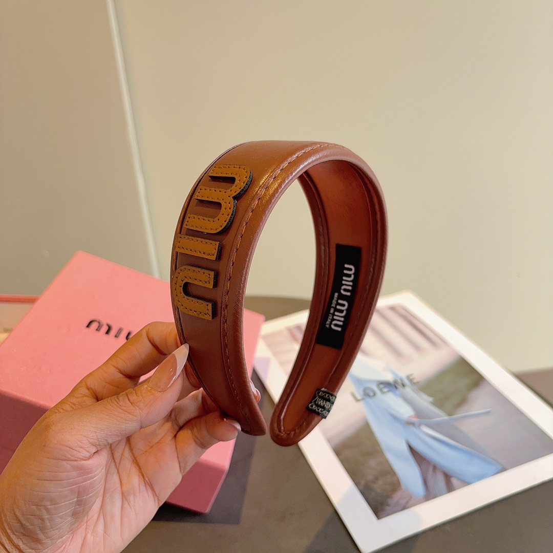 NO:542831,Packaging miumiu new sheepskin custom headband, wide version of metal letter headband!  Special fabrics are very textured, classic and versatile girl-style hairpins, hairpins, miumiu, sheepskin, hairpins19860909配包装 miumiu 缪缪 新款羊皮定制发箍,宽版金属字母头箍！特制面料非常显质感、经典百搭少女风发饰发夹,发夹,miumiu,sheepskin,hairpins,accessory