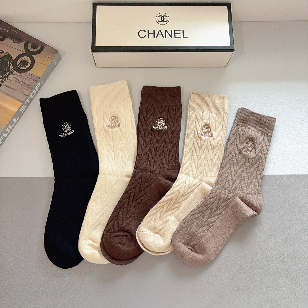 NO:542568,Packaging (5 pairs per box) CHANEL New high-version embroidered cashmere fabric long-tube socks. The counter is synchronized long-tube socks. Big brands are on the street. It is a must-have for trendy people!  socks, stockings, chanel, chanel, socks19860909配包装（一盒5双） CHANEL 香奈儿 新款高版本刺绣羊绒面料长筒袜子.专柜同步长筒袜子,大牌出街,潮人必备超好搭配！袜子丝袜,袜子,chanel,chanel,socks,accessory