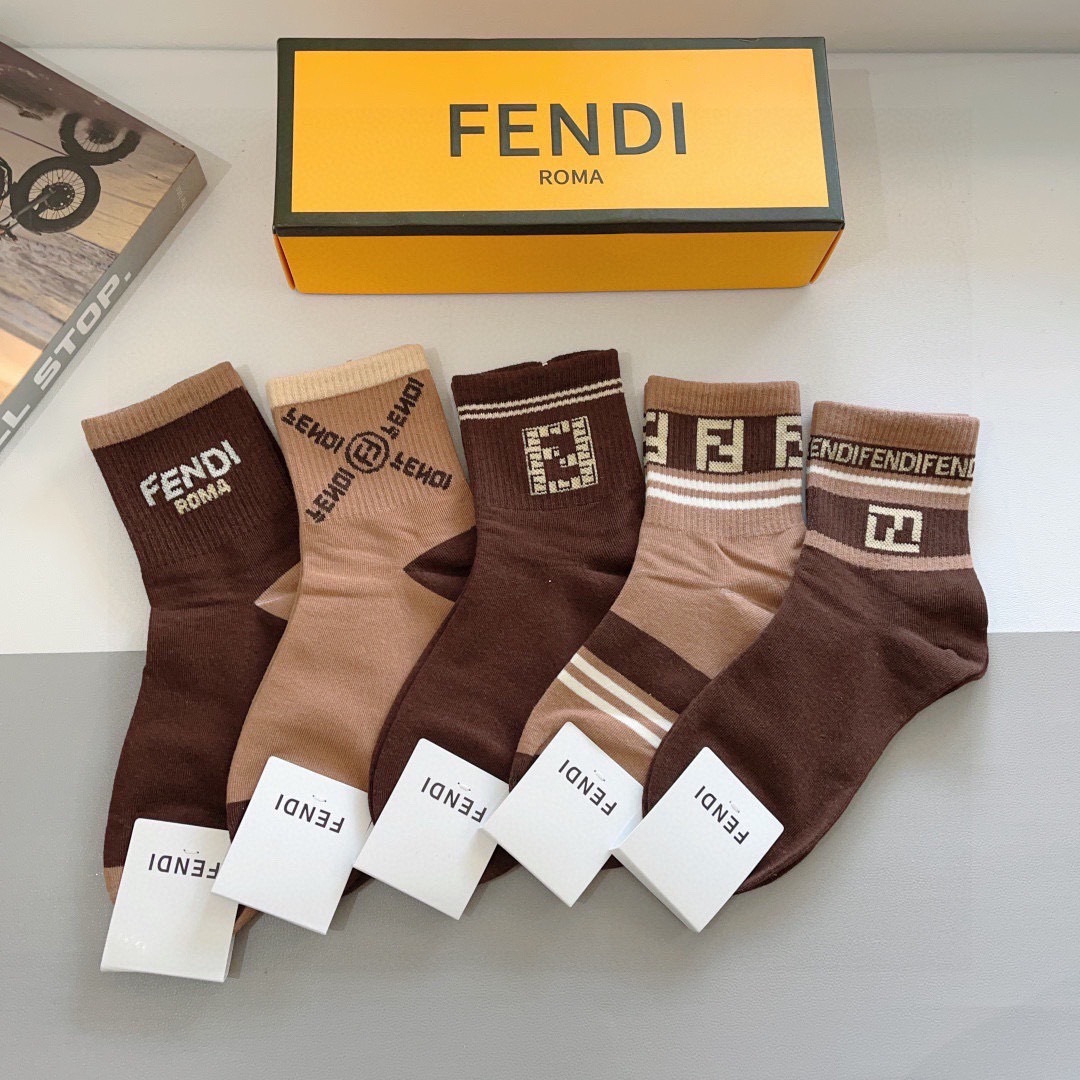 NO:542224,Packaging (one box of 5 pairs) FENDI letter double F hot stockings, pure cotton fabric, same style as counter pure cotton fabric, practical and easy to wear, soft and breathable, fashionable and versatile, big brands go out on the street. Socks and stockings, socks, fendi, fendi, socks19860909配包装（一盒5双） FENDI 芬迪 字母双Ｆ爆款中筒袜,纯棉面料, 专柜同款 纯棉面料,实用好穿 柔软透气,时尚百搭款,大牌出街.袜子丝袜,袜子,fendi,fendi,socks,accessory