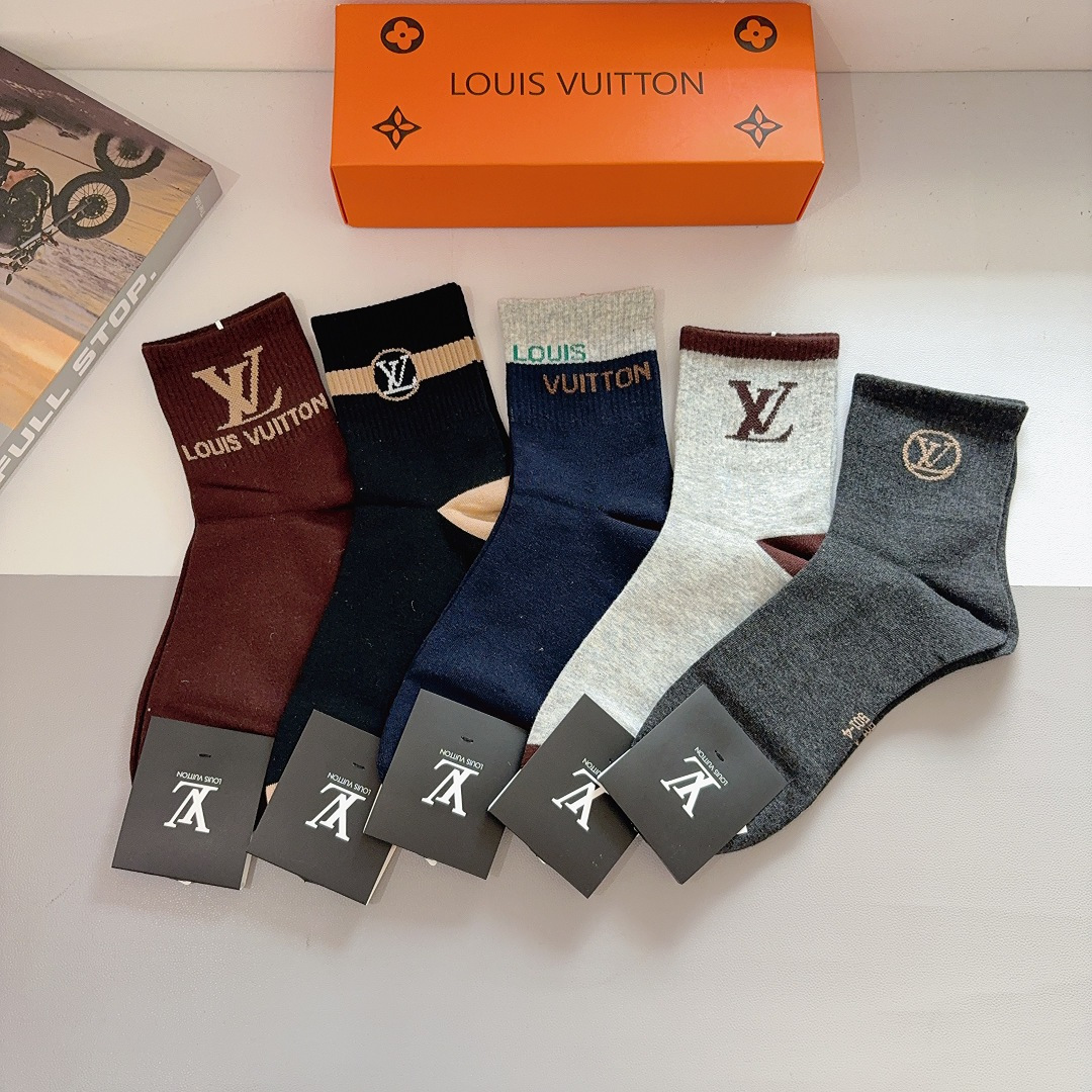 NO:555092,Comes with packaging (5 pairs in a box) LV Louis Vuitton super popular men's mid-calf socks, pure cotton fabric, a must-have for fashionistas, personalized, fashionable and versatile!  You deserve it! Super soft material, comfortable and breathable!  socks, stockings, socks, louis vuitton, louis vuitton, socks19860909配包装（一盒5双）  LV 路易威登 超火爆男款中筒袜子、纯棉面料,潮人必备款,个性时尚百搭款,！你值得拥有哦超柔软材质,舒适透气！袜子,丝袜,袜子,louis vuitton,louis vuitton,socks,accessory
