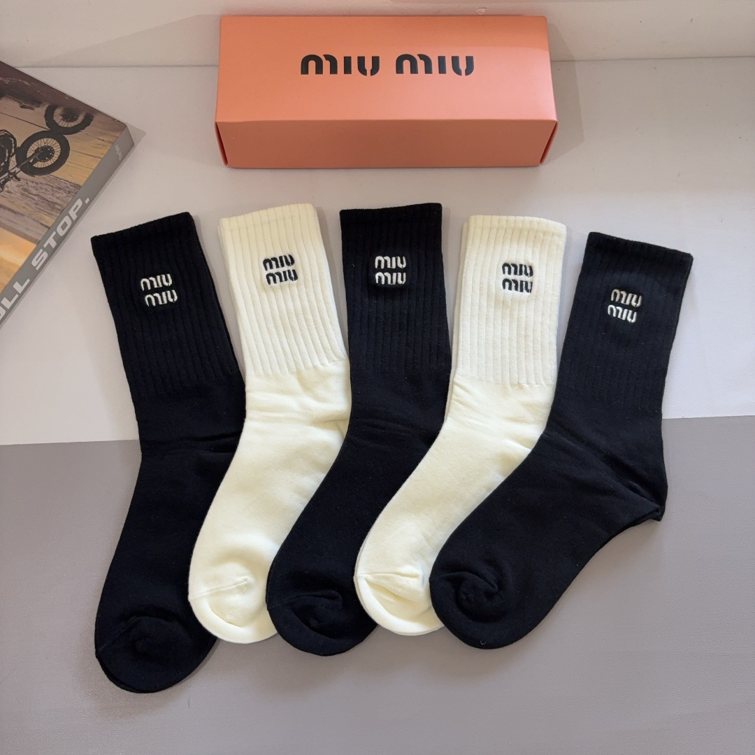 NO:555099,Comes with packaging [5 pairs in a box] miumiu (Miu Miu) high version embroidered stockings, a must-have fashion counter for purchasing stockings for fashionistas, great for matching socks, stockings, socks, miumiu, socks19860909配包装【一盒5双】 miumiu（缪缪）高版本刺绣长筒袜子潮人必不可少的时尚专柜代购长筒袜子 ,超好搭配袜子,丝袜,袜子,miumiu,socks,accessory