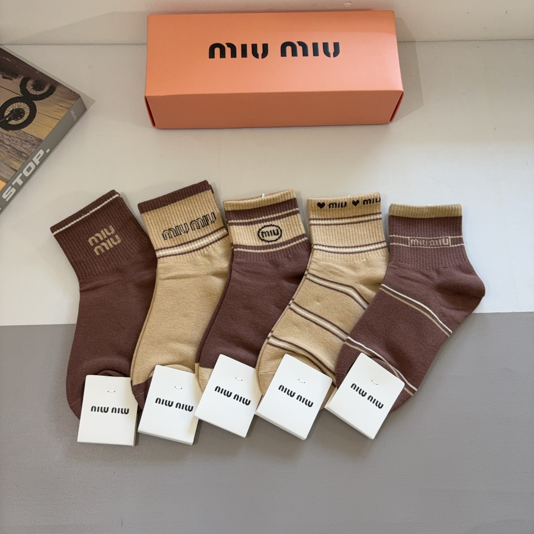 NO:555105,Comes with packaging [5 pairs in a box] miumiu · Miumiu High-quality super popular mid-calf socks recommended by ins stars and internet celebrities. Made of pure cotton, light, soft and breathable, suitable for all seasons, a must-have for the streets of Europe and the United States. Socks, stockings, socks, miumiu, socks19860909配包装【一盒5双】 miumiu · 缪缪 高品质超级爆款网红中筒袜子ins明星网红推荐火爆至极纯棉材质,轻薄柔软透气,四季通用,欧美大牌街头必备 袜子,丝袜,袜子,miumiu,socks,accessory