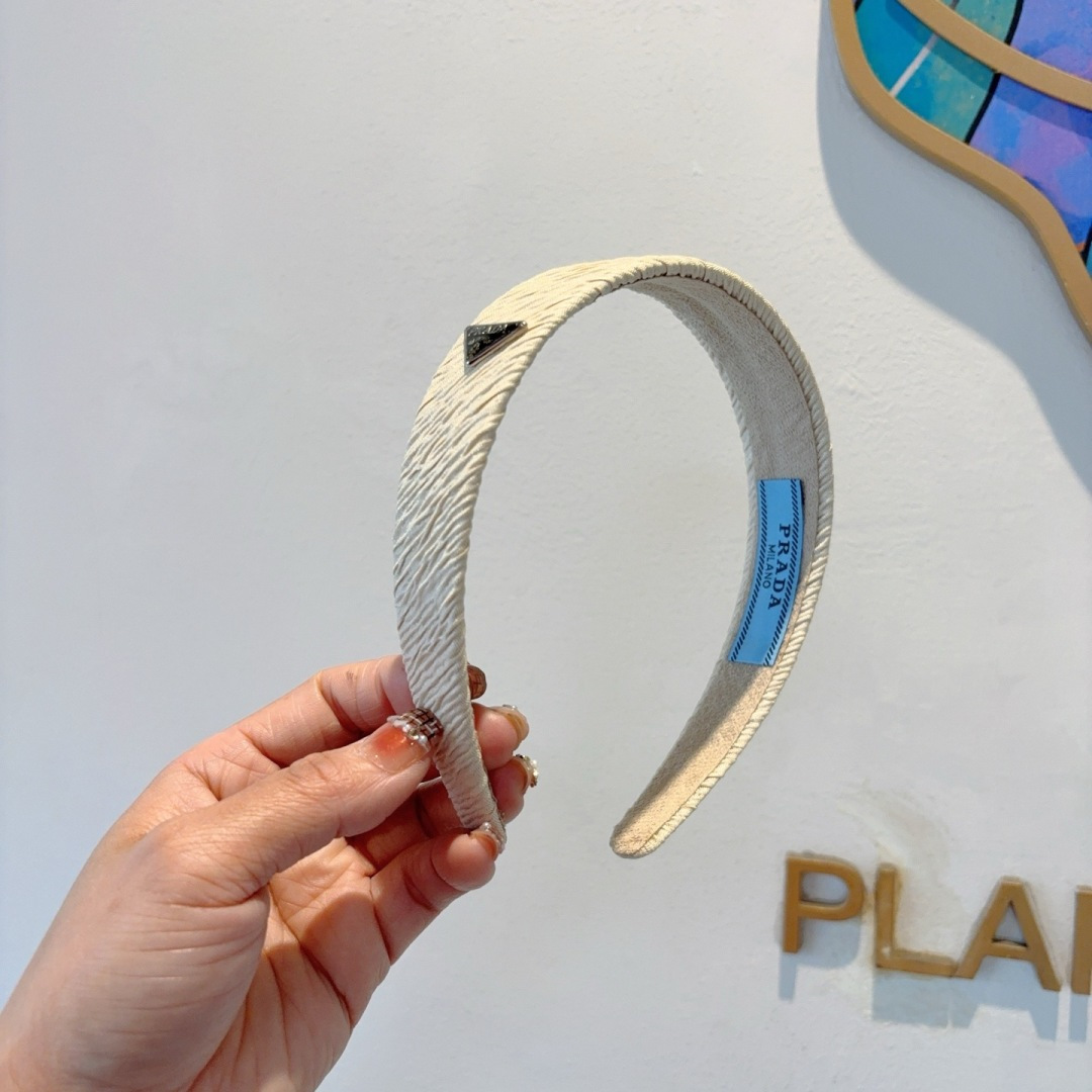 NO:555418,Comes with packaging PRADA (Prada) new trendy letter headband. A must-have item for the goddess of temperament. It is very versatile and fashionable. Wearing it will make you look classy. Hairpins, hairpins, prada, prada, hairpins19860909配包装 PRADA（普拉达）新款潮流字母发箍.气质女神必备单品,非常百搭,时尚潮流, 戴上它满满的高大上.发夹,发夹,prada,prada,hairpins,accessory