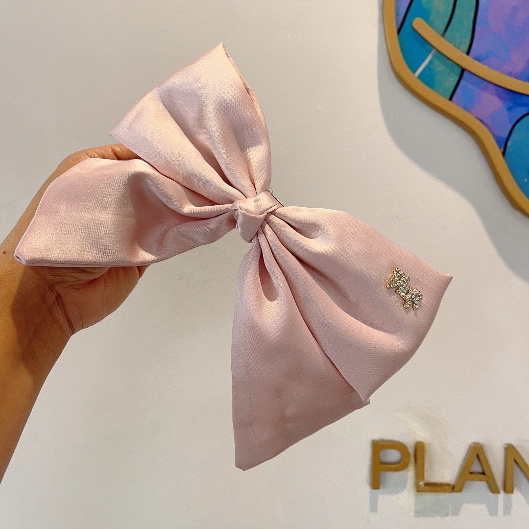 NO:555406,Comes with packaging: Dior celebrity bow hairpin, satin material slingshot clip, internet celebrity recommended style, classic bow headpiece, super versatile!  Recommendations on the blackboard will make you look like a famous brand in seconds!  hairpins,hairpins,dior,dior,hairpins19860909配包装 Dior（迪奥）明星同款蝴蝶结发夹 缎面材质弹弓夹 网红推荐款 经典蝴蝶结头饰,超级百搭哦！敲黑板推荐,让你秒变大牌范儿！发夹,发夹,dior,dior,hairpins,accessory