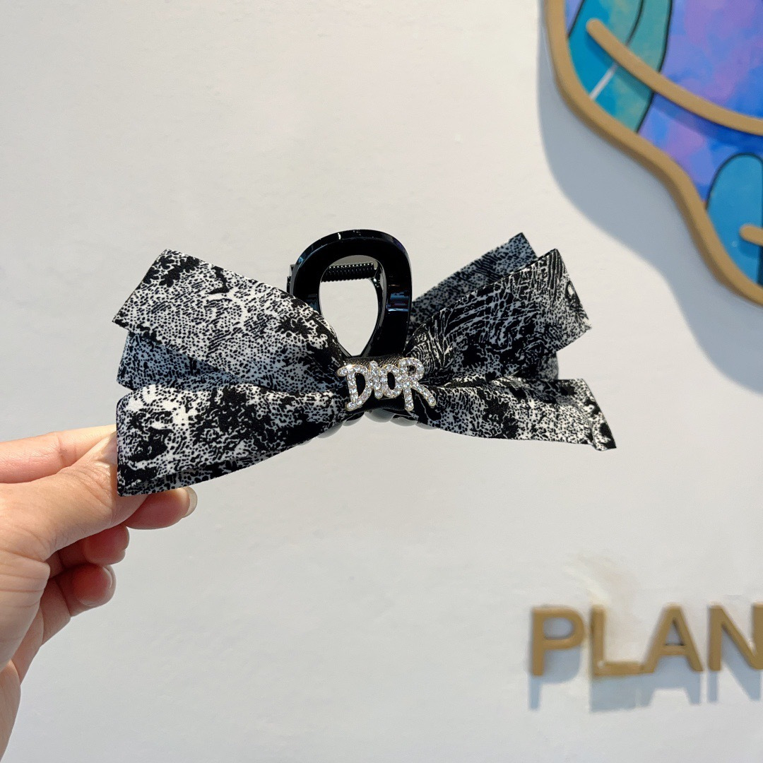 NO:555410,Comes with packaging Dior (Dior) European and American new trendy grab clip duckbill clip, the same style for celebrities, a must-have item for goddesses, very versatile, fashionable hair clip, wear it to look stylish. Hair clip, hair clip, dior, dior, hairpins19860909配包装 Dior（迪奥） 欧美新款潮流抓夹鸭嘴夹,明星同款 女神必备单品,非常百搭,时尚发夹, 戴上它满满的高大上.发夹,发夹,dior,dior,hairpins,accessory