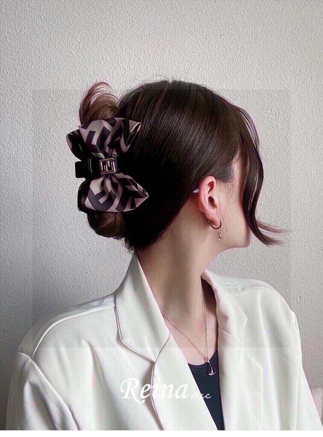 NO:555415,Comes with packaging FENDI (Fendi) new hairpin, acrylic clip, super exquisite edges, a must-have item for goddesses, very versatile and fashionable!  hairpins,hairpins,fendi,fendi,hairpins19860909配包装 FENDI（芬迪）新款发夹,亚克力抓夹,超精美边,女神必备单品,非常百搭,时尚潮流！发夹,发夹,fendi,fendi,hairpins,accessory