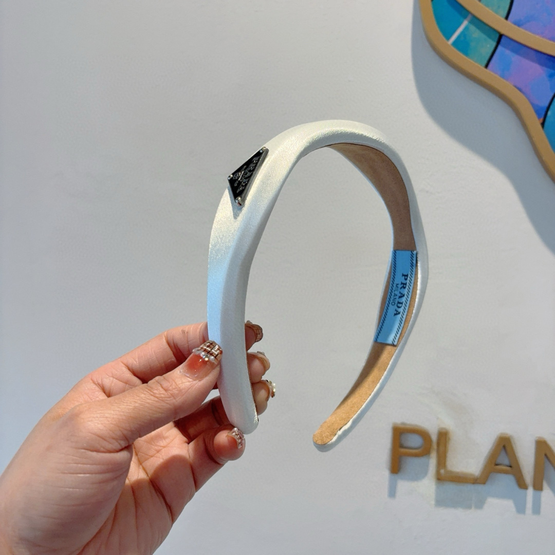 NO:555431,Comes with packaging PRADA (Prada) new trendy prismatic hairband. A must-have item for the goddess of temperament. Very versatile, fashionable and trendy, wearing it will make you look classy. Hairpins, hairpins, prada, prada, hairpins19860909配包装 PRADA（普拉达） 新款潮流棱形发箍.气质女神必备单品.非常百搭,时尚潮流, 戴上它满满的高大上.发夹,发夹,prada,prada,hairpins,accessory