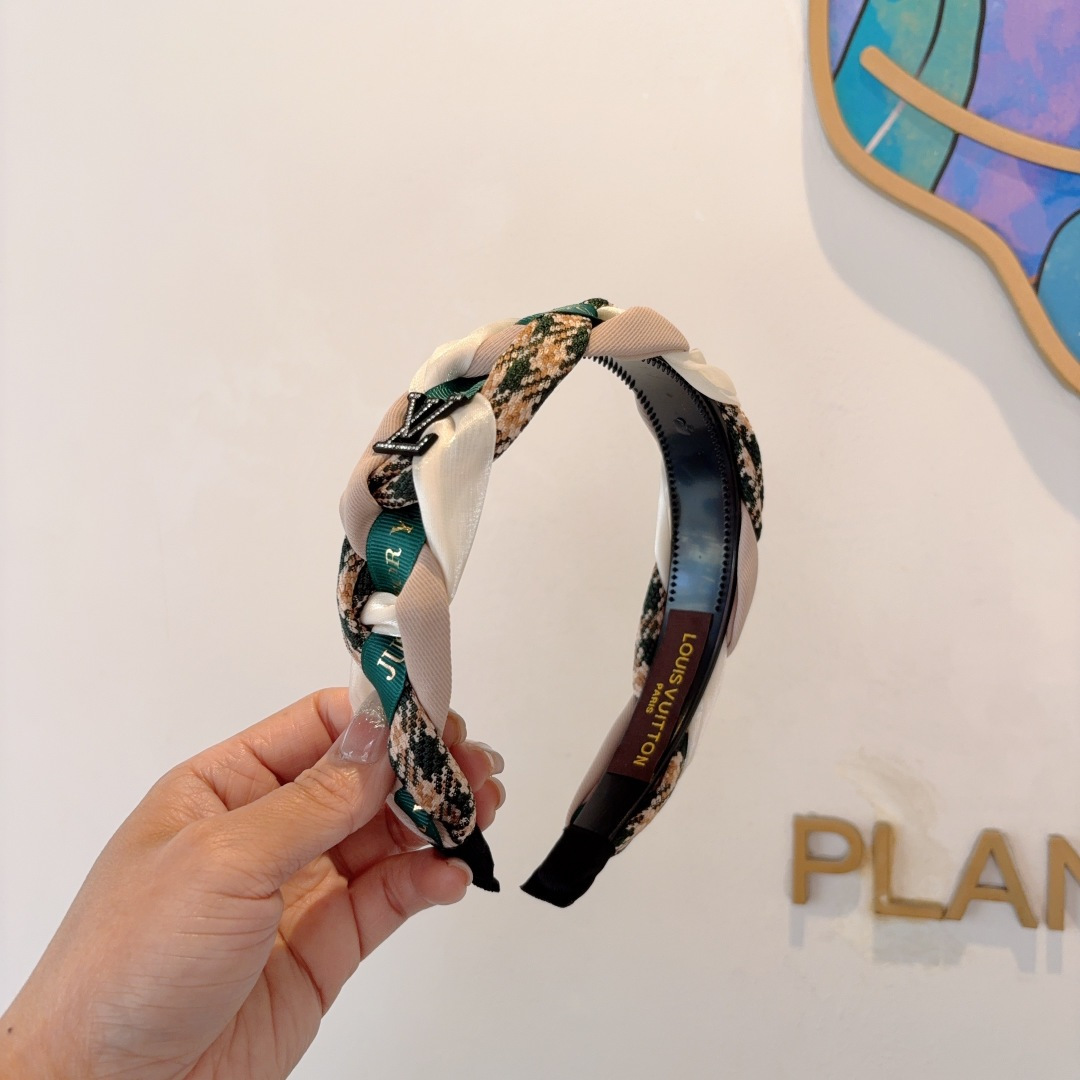 NO:555281,With packaging LV Louis Vuitton classic new hairbands, fashionable headbands, Internet celebrity latest fashion versatile hairpins, hairpins, louis vuitton, louis vuitton, hairpins19860909配包装 LV 路易威登 经典新款发箍,时尚头箍,网红最新款来袭时尚百搭发夹,发夹,louis vuitton,louis vuitton,hairpins,accessory