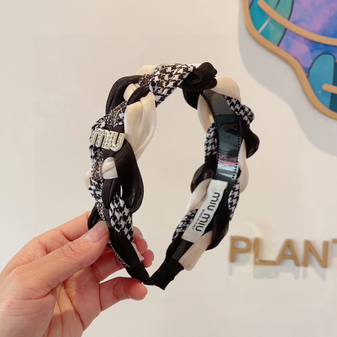 NO:555292,Comes with packaging miumiu Miu Miu’s latest custom-made headband, all details are photographed!  The special rhinestone fabric is very textured, classic and timeless. Hairpins, hairpins, miumiu, hairpins19860909配包装 miumiu 缪缪 最新款定制发箍,细节全部实拍！水钻特制面料非常显质感、经典而又永不过时.发夹,发夹,miumiu,hairpins,accessory
