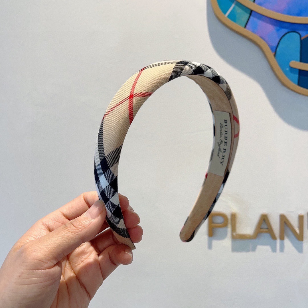 NO:555298,Comes with packaging, new BURBERRY headband, fabric supplied by customer, all details are shot in real time!  Very attractive and versatile, suitable for various occasions!  hairpins,hairpins,burberry,burberry,hairpins19860909配包装 巴宝莉BURBERRY 新款发箍,客供面料 细节全部实拍！非常耐看又百搭、适合各种场合搭配！发夹,发夹,burberry,burberry,hairpins,accessory