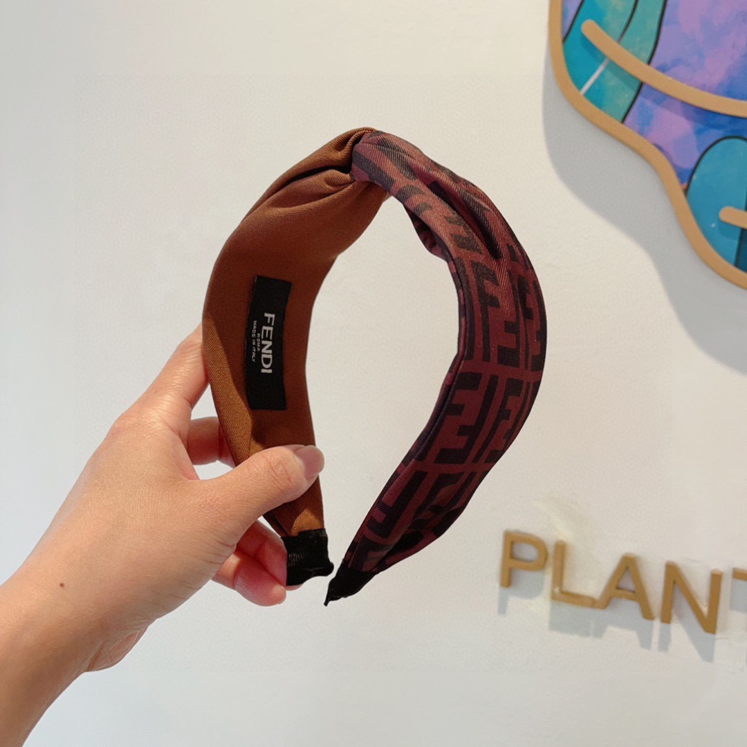 NO:555305,Comes with packaging FENDI Fendi's hot new headband, retro headband, simple and versatile, a must-have for fashionable women, super classy!  hairpins,hairpins,fendi,fendi,hairpins19860909配包装 FENDI 芬迪 火爆新款发箍,复古头箍,简约百搭,潮女必备品,超级的高大上！发夹,发夹,fendi,fendi,hairpins,accessory