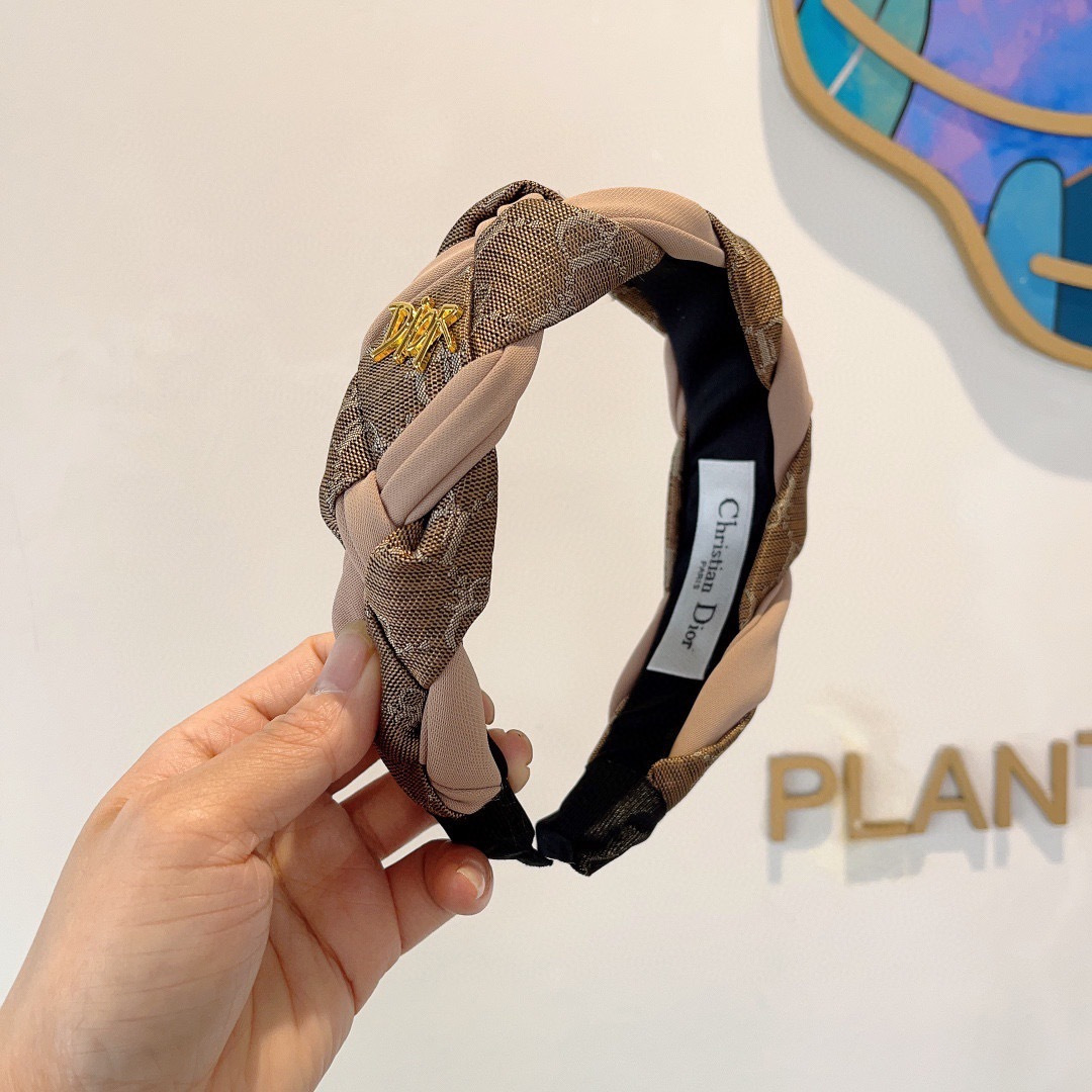 NO:555322,Comes with packaging Dior (Dior) new wide-brimmed high-end big-brand headband, Internet celebrity popular toothed anti-slip headband, let your charm bloom. Fresh and ladylike style makes fashion easier. Hairpins, hairpins, dior, dior, hairpins19860909配包装 Dior（迪奥） 新款宽边高级感大牌发箍, 网红爆款带齿防滑头箍、让你的魅力绽放 清新淑女范让时尚更简单.发夹,发夹,dior,dior,hairpins,accessory