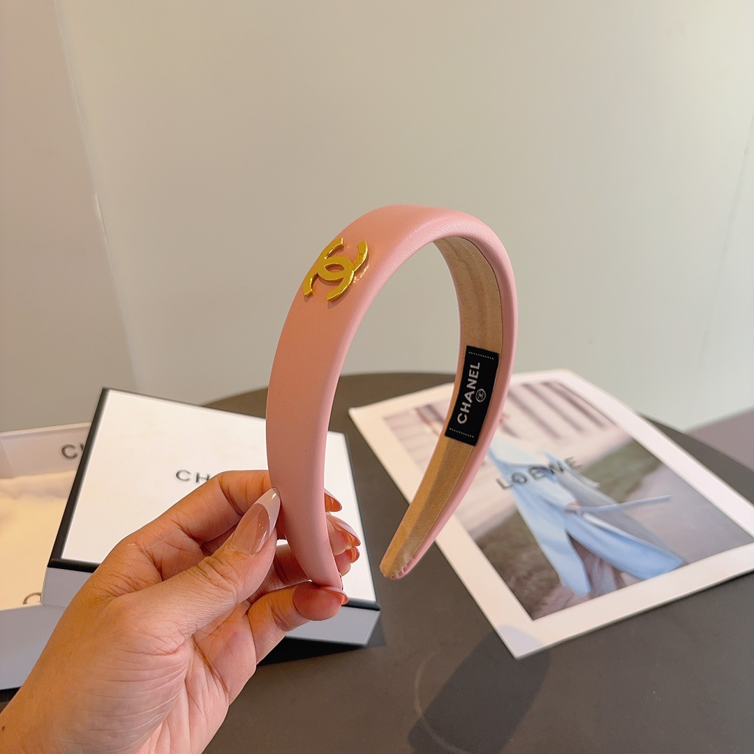 NO:555325,Comes with packaging CHANEL (Chanel) latest small fragrant sheepskin headband, retro headband, recommended by Internet celebrities. With high-end materials, super exquisite, fashionable and versatile. Hairpins, hairpins, chanel, chanel, sheepskin, hairpins19860909配包装 CHANEL（香奈儿）最新款小香羊皮发箍,复古头箍,网红爆款推荐 搭配高端材质,超精致,时尚百搭.发夹,发夹,chanel,chanel,sheepskin,hairpins,accessory