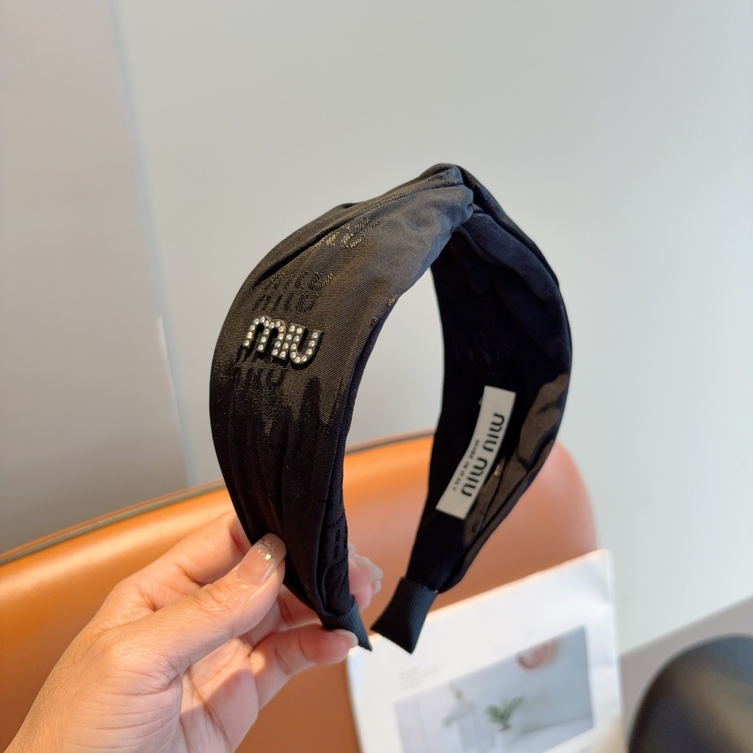 NO:555330,Comes with packaging MIUMIU European and American fashion crossover headband, original item, simple and versatile, a must-have for trendy women, super classy!  hairpins,hairpins,miumiu,hairpins19860909配包装 MIUMIU（缪缪）欧美时尚交叉款发箍,原单货,简约百搭潮女必备品,超级的高大上！发夹,发夹,miumiu,hairpins,accessory