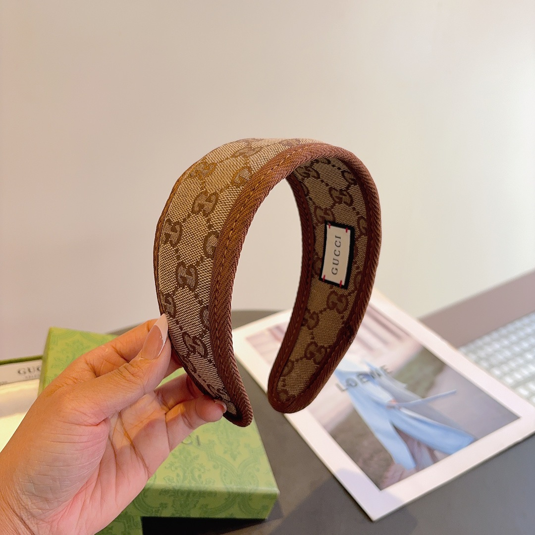 NO:555312,Comes with packaging Gucci (Gucci) high version new classic letter wide version headband, counter quality let your charm bloom, fresh lady style makes fashion simpler. Hairpins, hairpins, Gucci, hairpins19860909配包装 Gucci（古奇） 高版本新款经典字母宽版发箍,专柜品质 让你的魅力绽放 清新淑女范让时尚更简单.发夹,发夹,gucci,hairpins,accessory