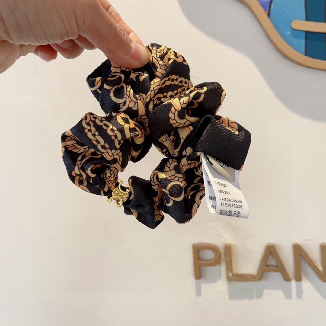 NO:555331,Comes with packaging CELINE Arc de Triomphe internet celebrity's most popular hair band, exquisite intestinal loop rubber band, comfortable and stress-free to wear, a must-have for styling!  Very fashionable and versatile!  A must-have item for a goddess, super exquisite! Lady style. Hairpins, hairpins, celine, celine, hairpins19860909配包装 CELINE（赛琳）凯旋门网红爆款发圈,精致肠圈皮筋,佩戴舒适无压力,造型搭配必备！非常时尚百搭！女神必备单品,超级精致哦!名媛范儿.发夹,发夹,celine,celine,hairpins,accessory