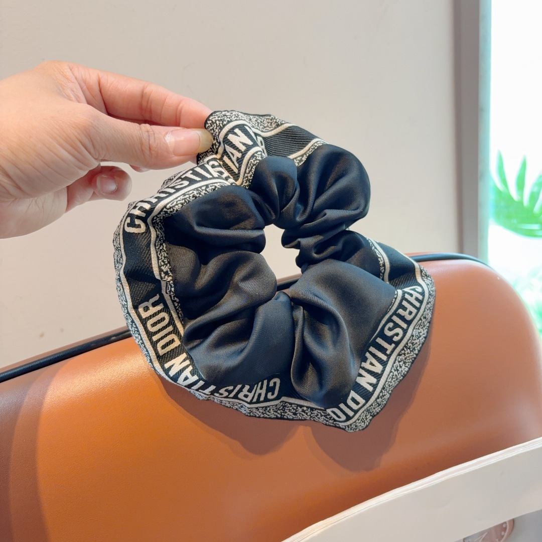 NO:555335,With packaging, Dior letter ponytail hair tie, butterfly colon ring, high-end Korean style rubber band, classic flower design, high-end atmosphere, celebrity style, hairpins, hairpins, dior, dior, hairpins19860909配包装 迪奥（Dior）字母马尾发圈 蝴蝶结肠圈,高档韩版皮筋,经典花型设计, 高端大气,名媛范儿,发夹,发夹,dior,dior,hairpins,accessory