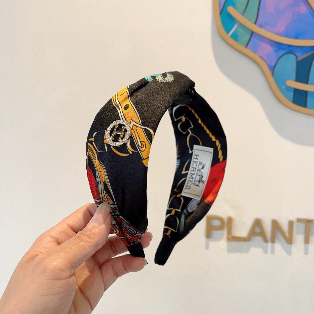 NO:555340,Comes with packaging Hermes new silk headband, the same headband as the internet celebrity, imported silk fabric, export orders, all details are taken in real photos!  The special fabric is very textured!  hairpins,hairpins,hermes,hermes,real silk,hairpins19860909配包装 Hermes（爱马仕） 新款真丝发箍,网红同款头箍、 进口真丝面料, 出口订单、细节全部实拍！特制面料非常显质感！发夹,发夹,hermes,hermes,real silk,hairpins,accessory