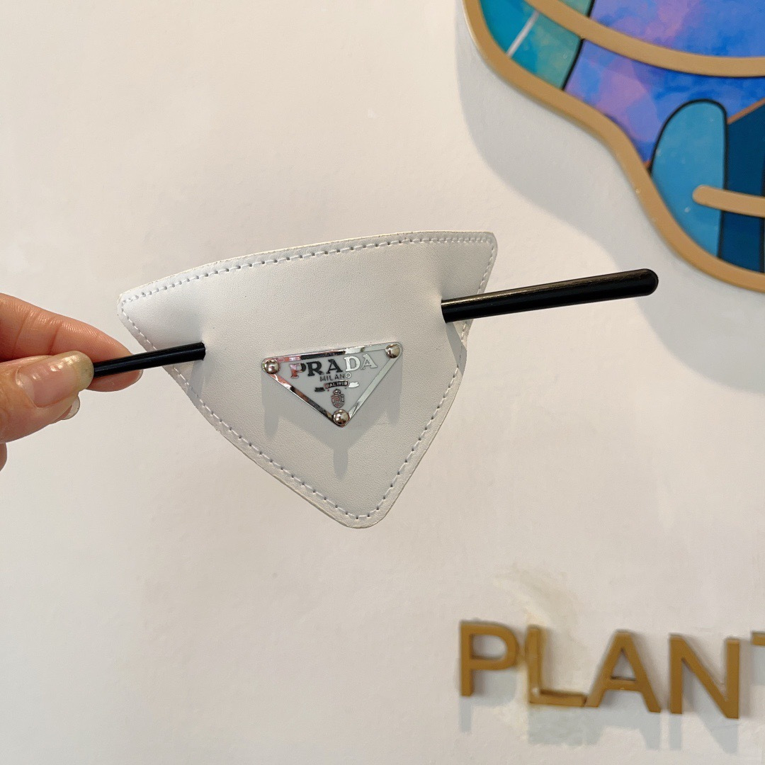 NO:555365,Comes with packaging PRADA (Prada) triangle logo European and American French retro fashionable sheepskin hairpin headband, comfortable and stress-free to wear, a must-have for styling!  Very fashionable and versatile!  A must-have for goddesses!  Celebrity style. Hairpins, hairpins, prada, prada, sheepskin, hairpins19860909配包装 PRADA（普拉达）三角标欧美法式复古时髦羊皮发簪头饰,佩戴舒适无压力,造型搭配必备！非常时尚百搭！女神必备！名媛范儿.发夹,发夹,prada,prada,sheepskin,hairpins,accessory