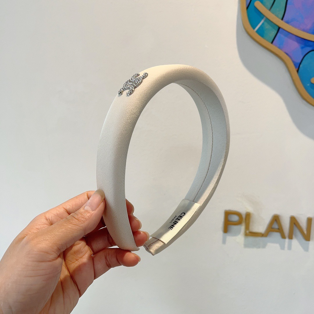 NO:555471,Comes with packaging, CELINE’s internet celebrity hot model, comfortable and stress-free to wear, a must-have for styling!  Very fashionable and versatile!  A must-have for goddesses!  Celebrity style. Hairpins, hairpins, celine, celine, hairpins19860909配包装 CELINE（赛琳）网红爆款,佩戴舒适无压力,造型搭配必备！非常时尚百搭！女神必备！名媛范儿.发夹,发夹,celine,celine,hairpins,accessory